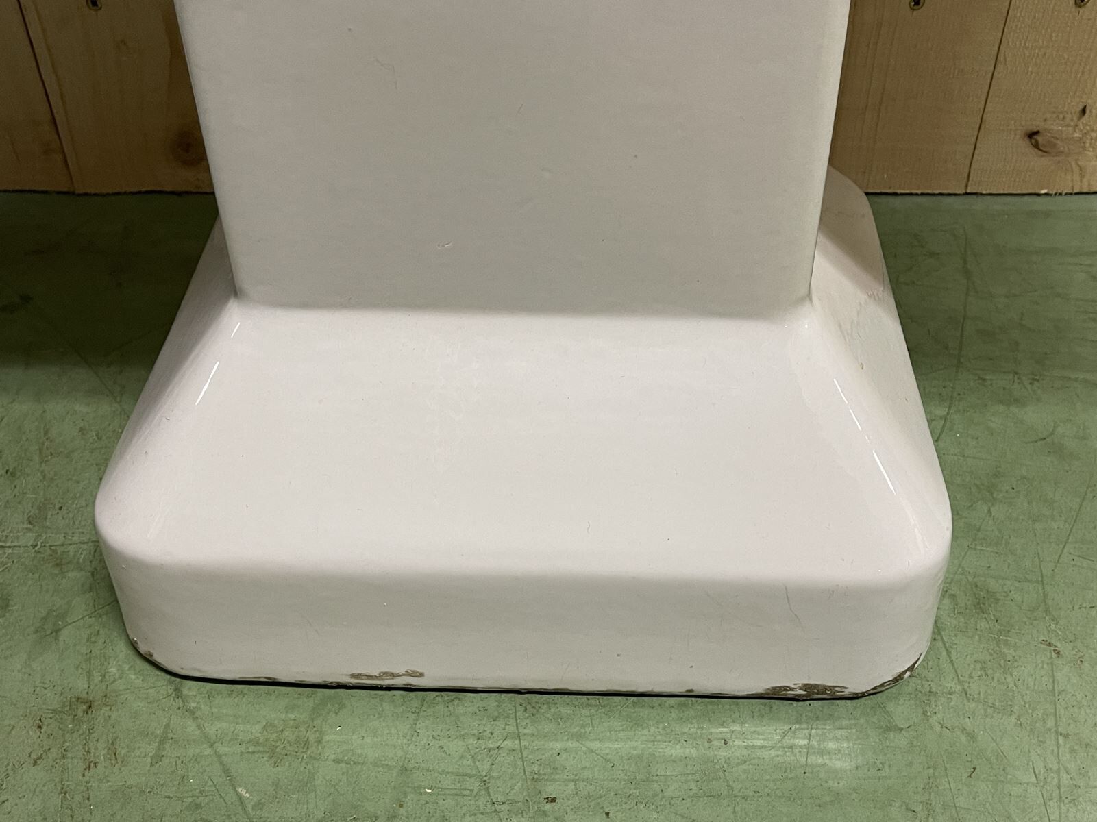 Floor washbasin from the 1930s in enamel of the brand JACOB DELAFON