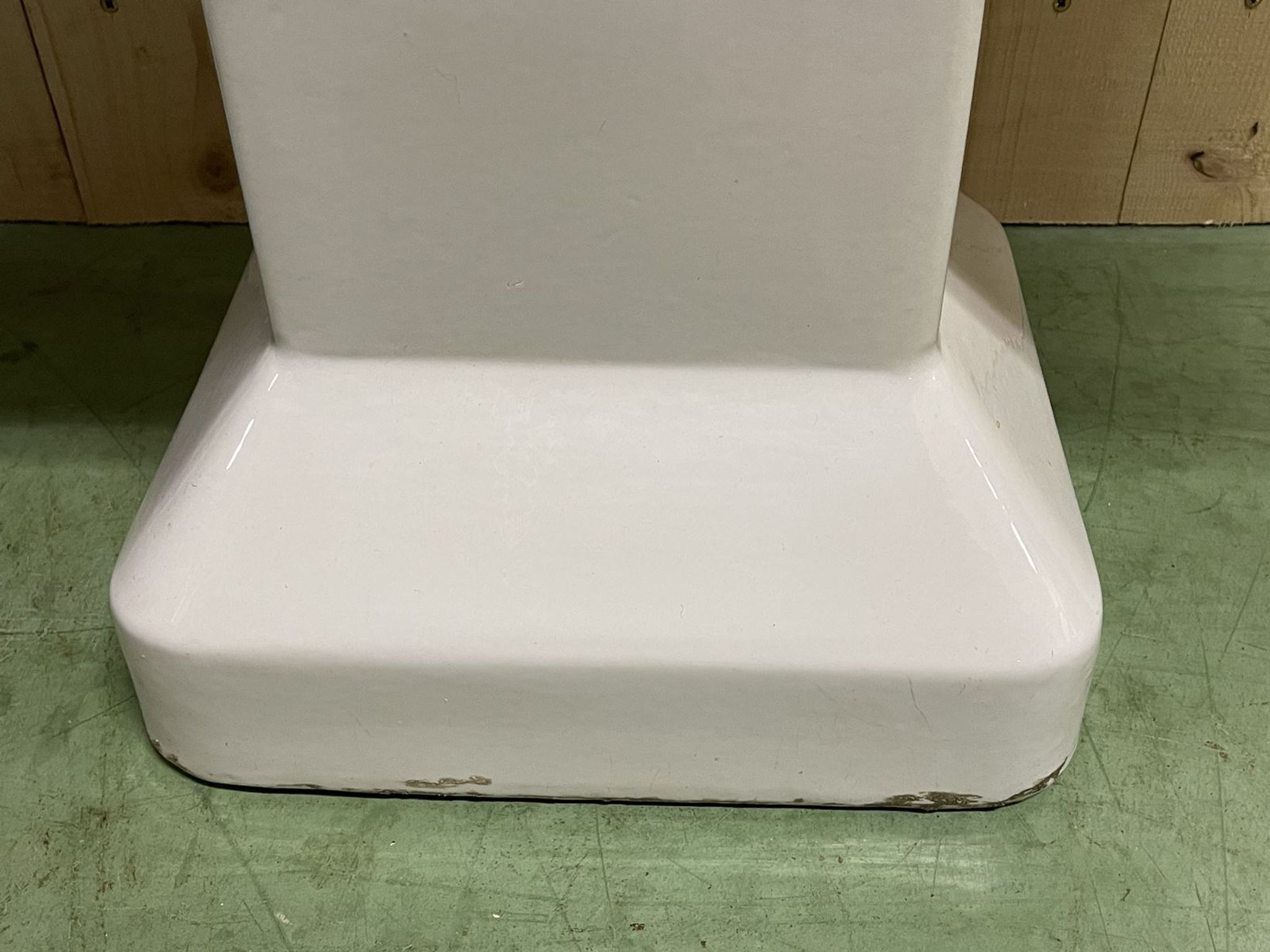 Floor washbasin from the 1930s in enamel of the brand JACOB DELAFON