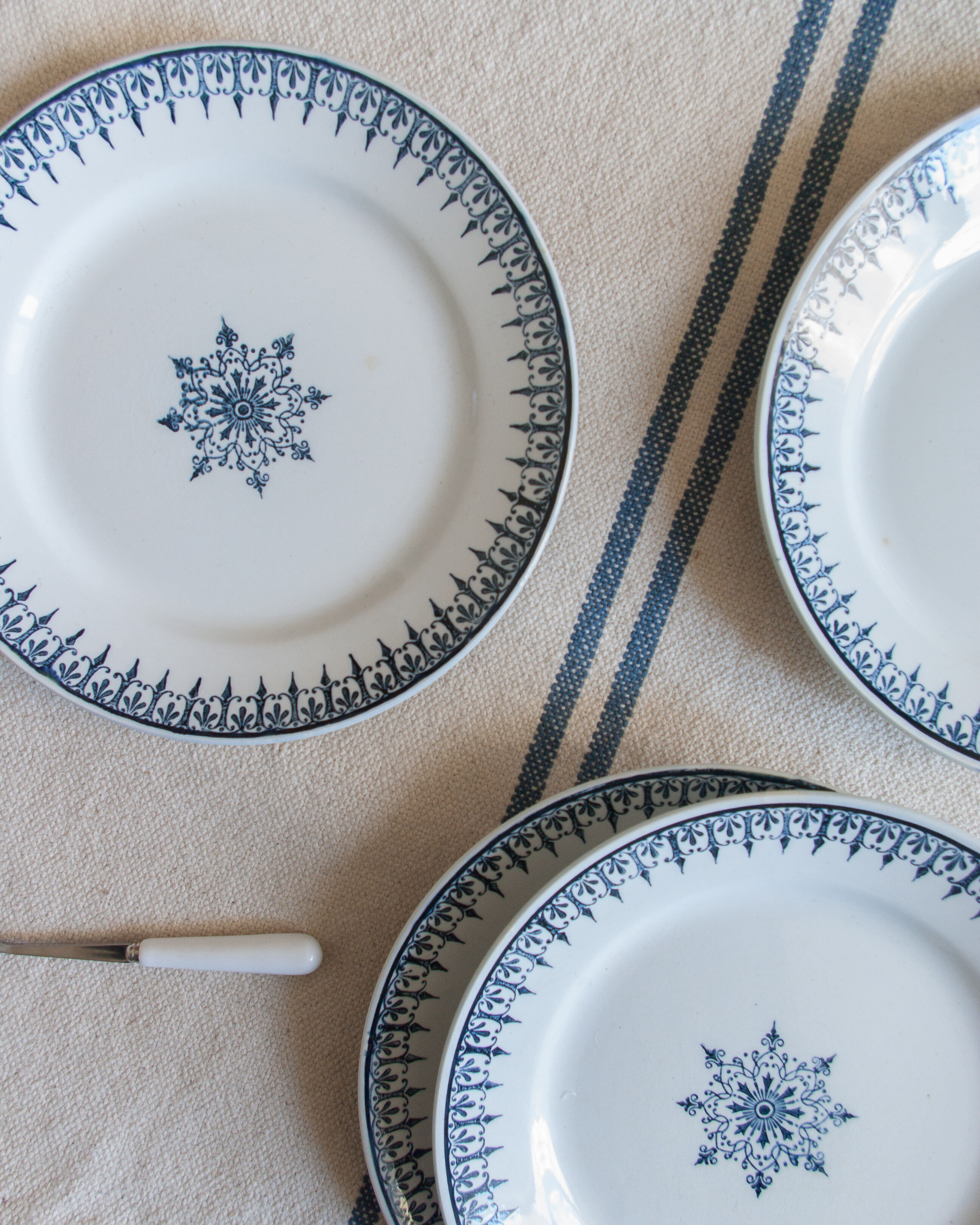 Old dessert plates blue décor, iron earth