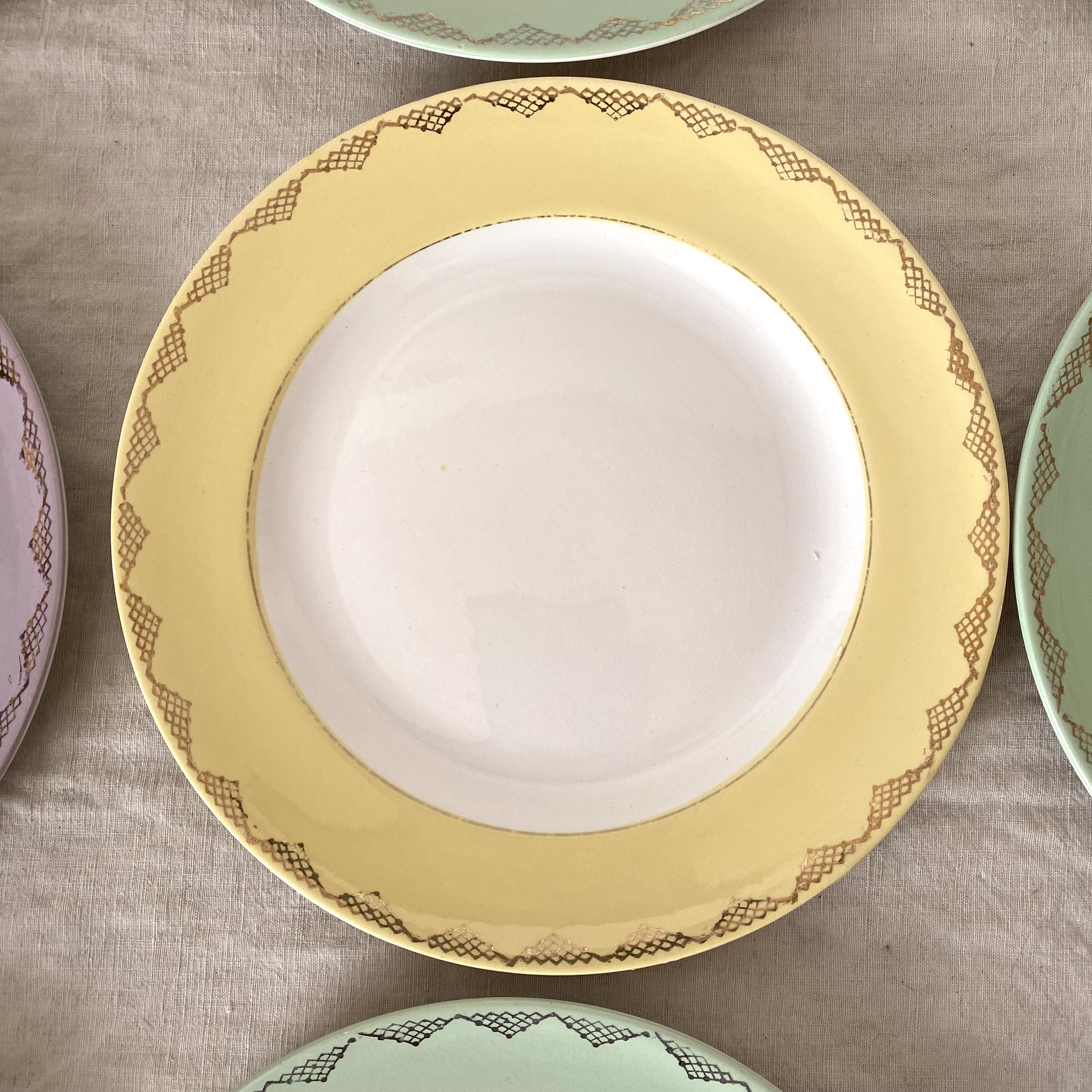 Assiettes plates l'amandinoise couleurs pastel, années 60