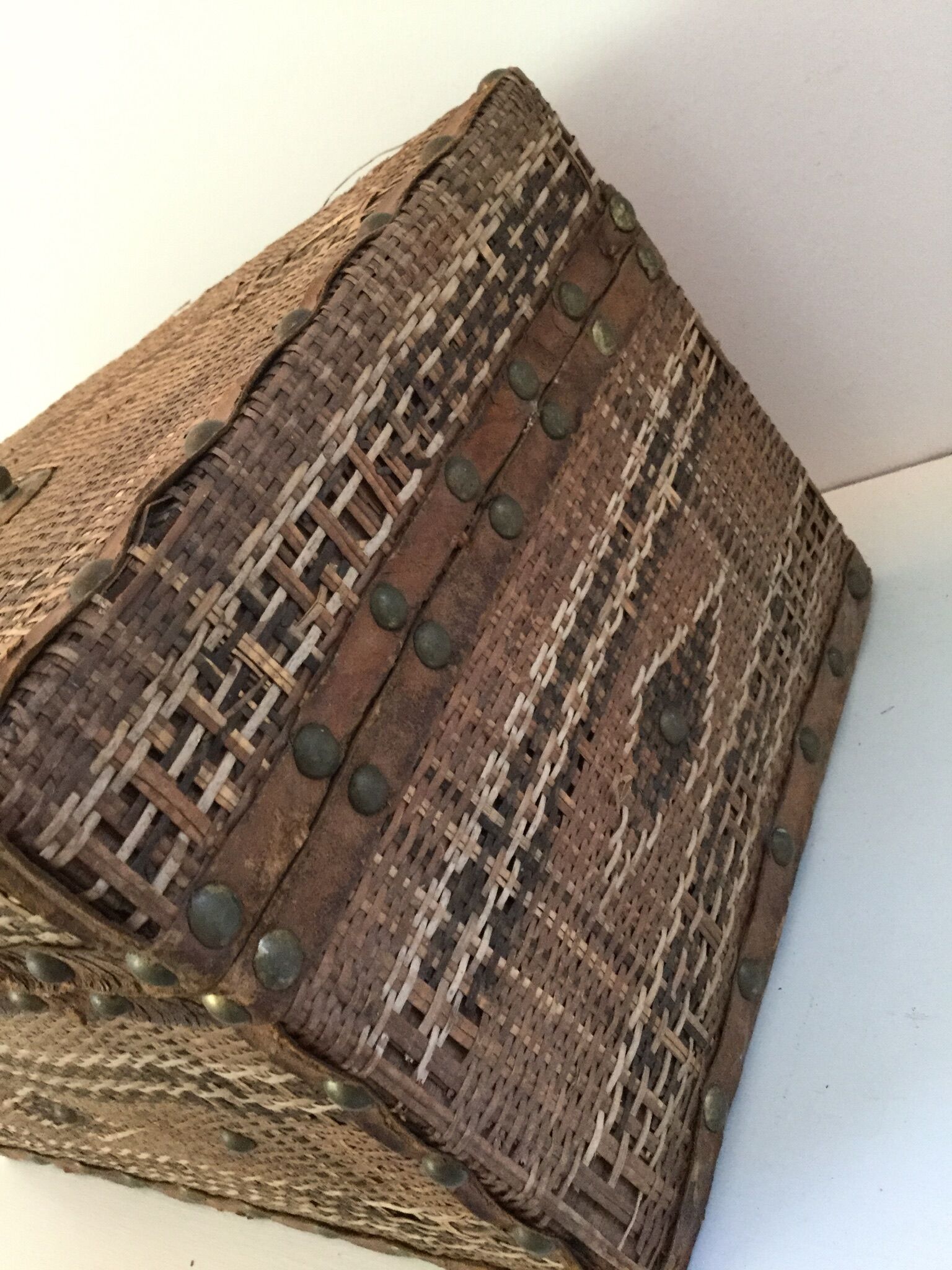 Braided wicker malle