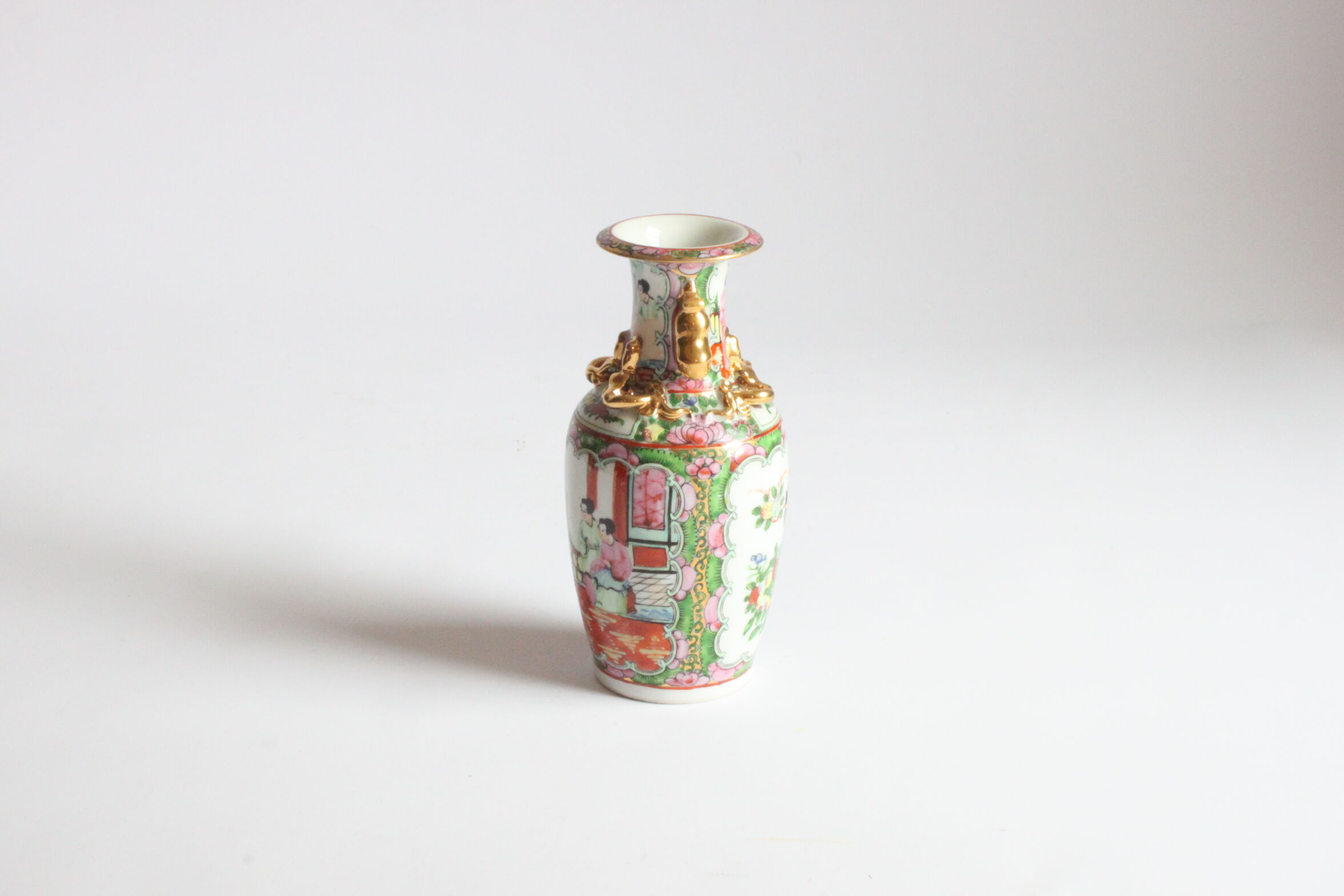 Famille rose medallion porcelain vase, early 20th century.