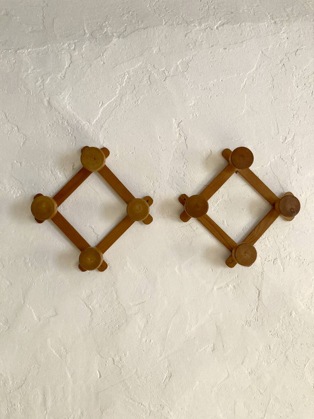 Paire de porte-manteaux accordéon en bois