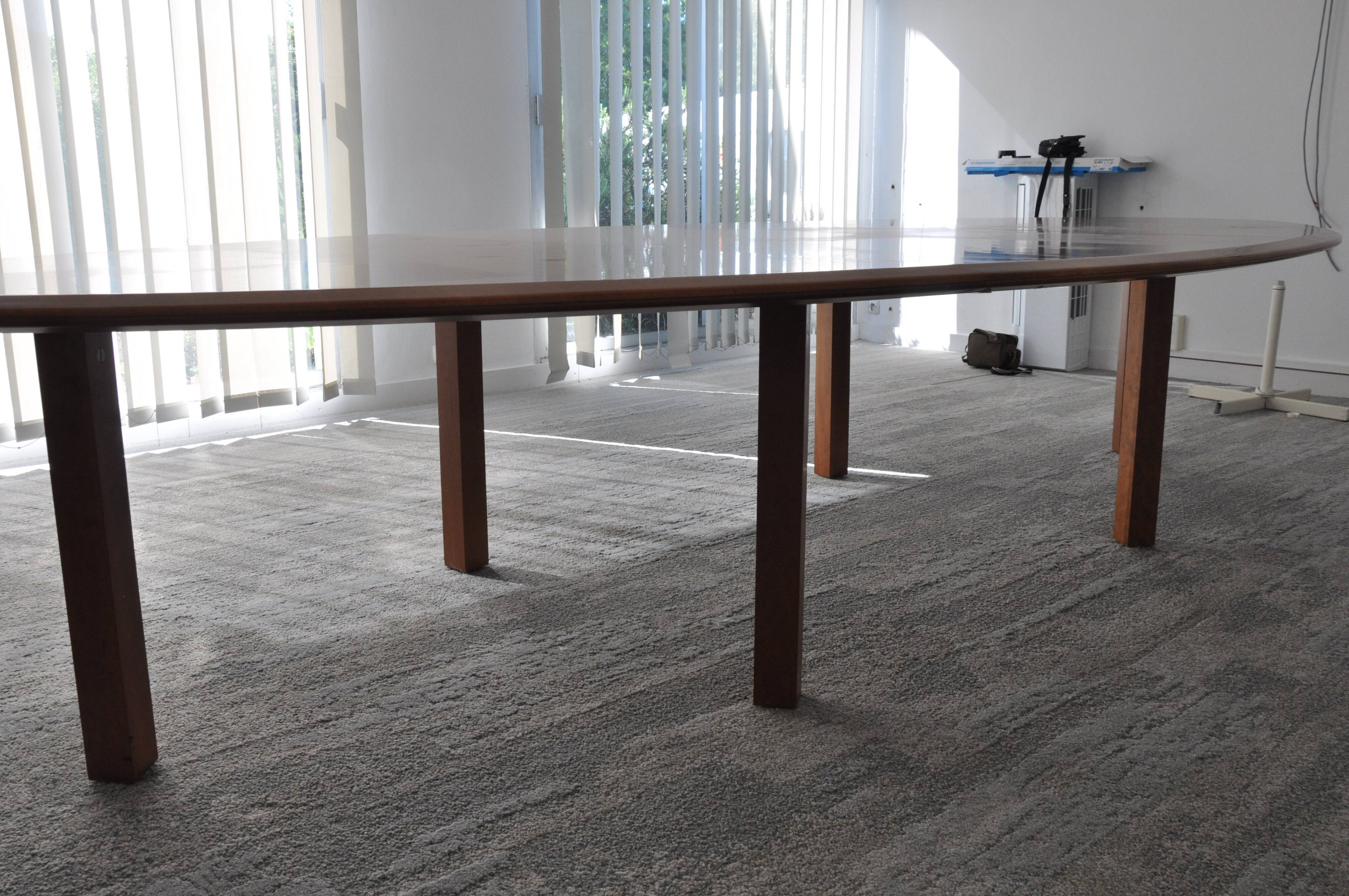 Grande table de conférence