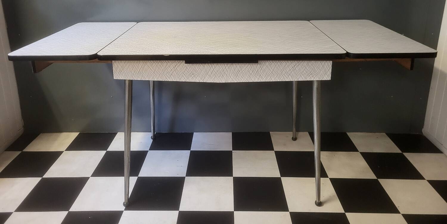 Extendable table in formica