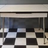 Extendable table in formica