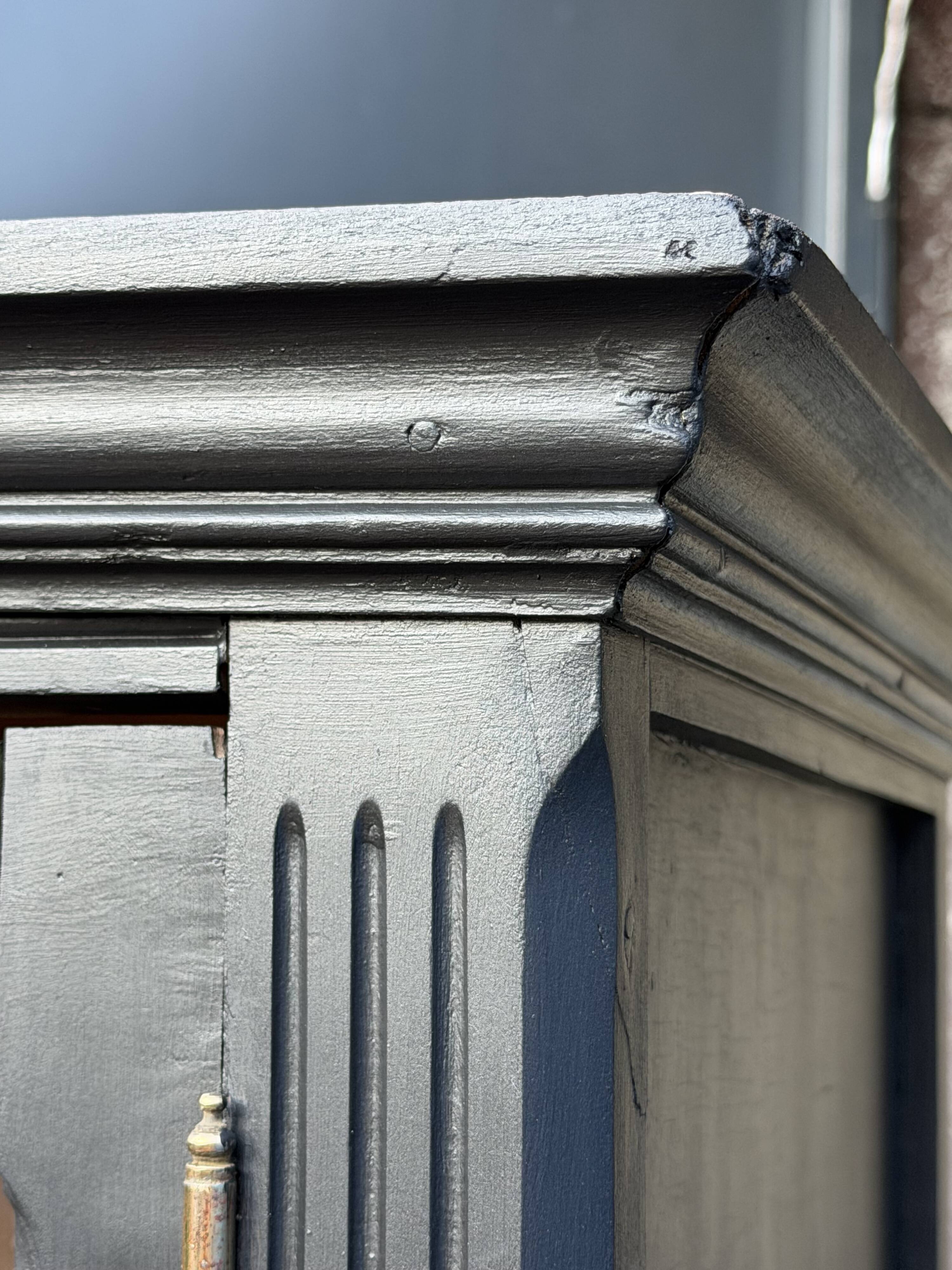 Armoire parisienne noire vitrée rénovée