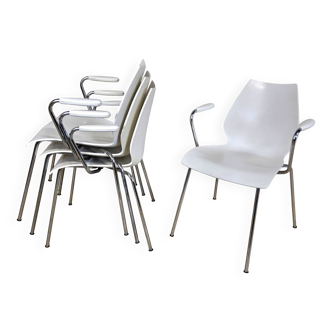 Ensemble de 4 chaises blanches Maui Kartell (design italien) avec accoudoirs empilables.
