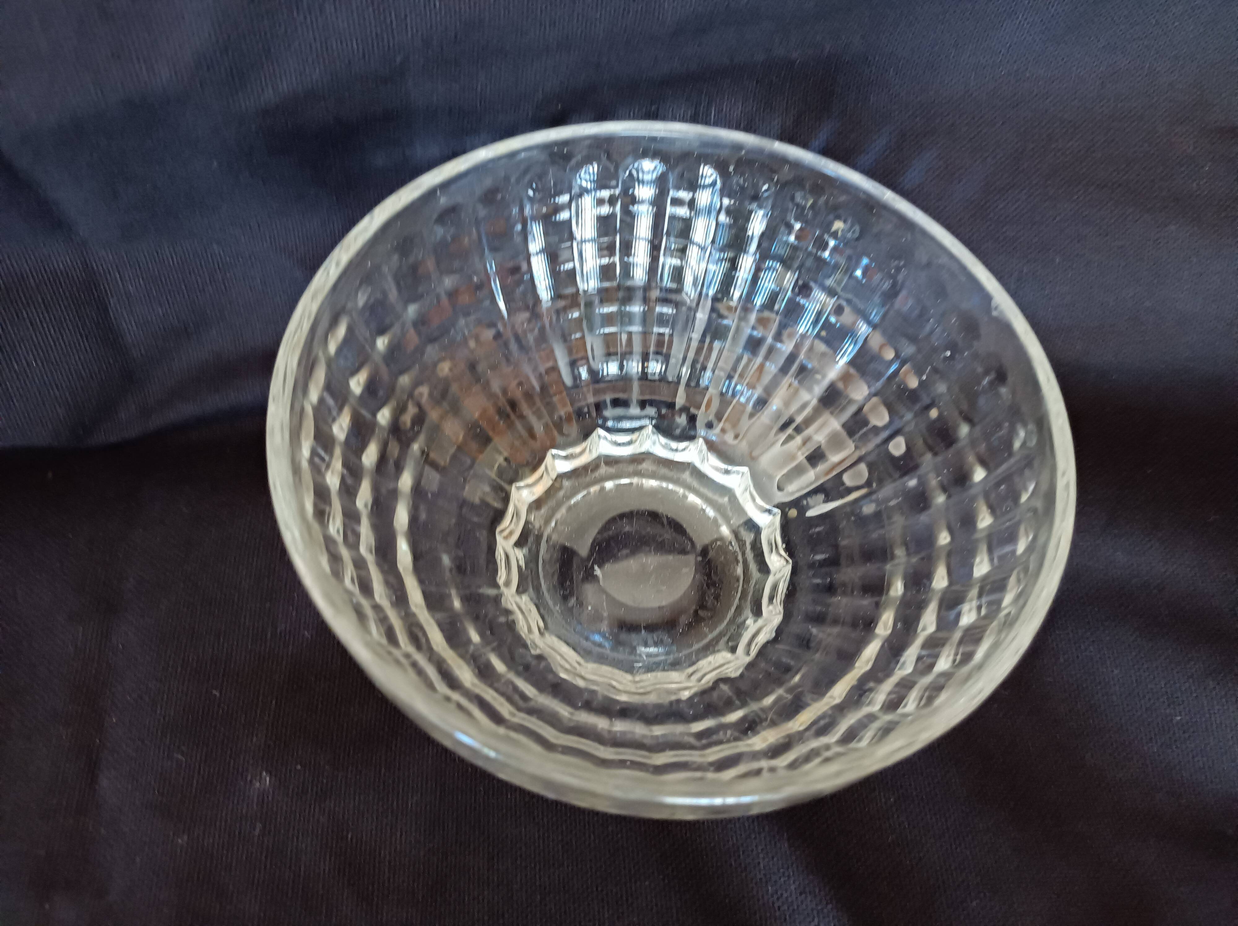 Coupelle ancien bol en verre moulé transparent