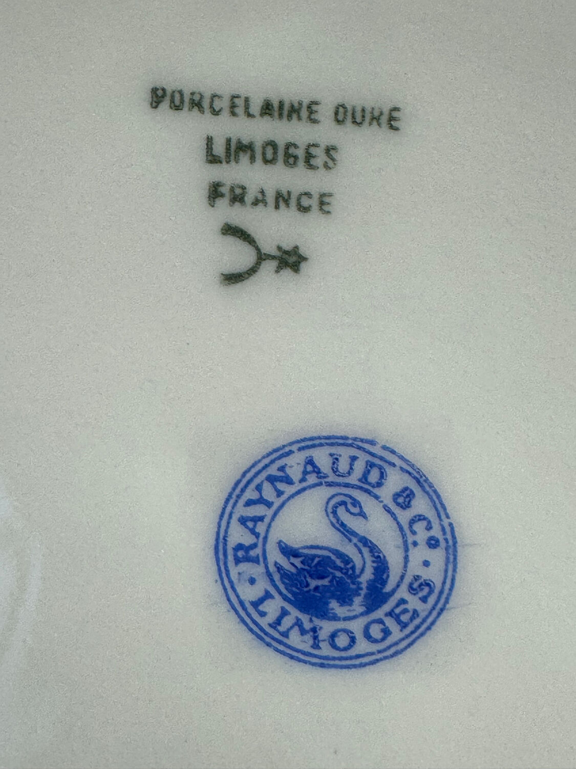 Shallow porcelain plate from Limoges Raynaud, bird decoration.