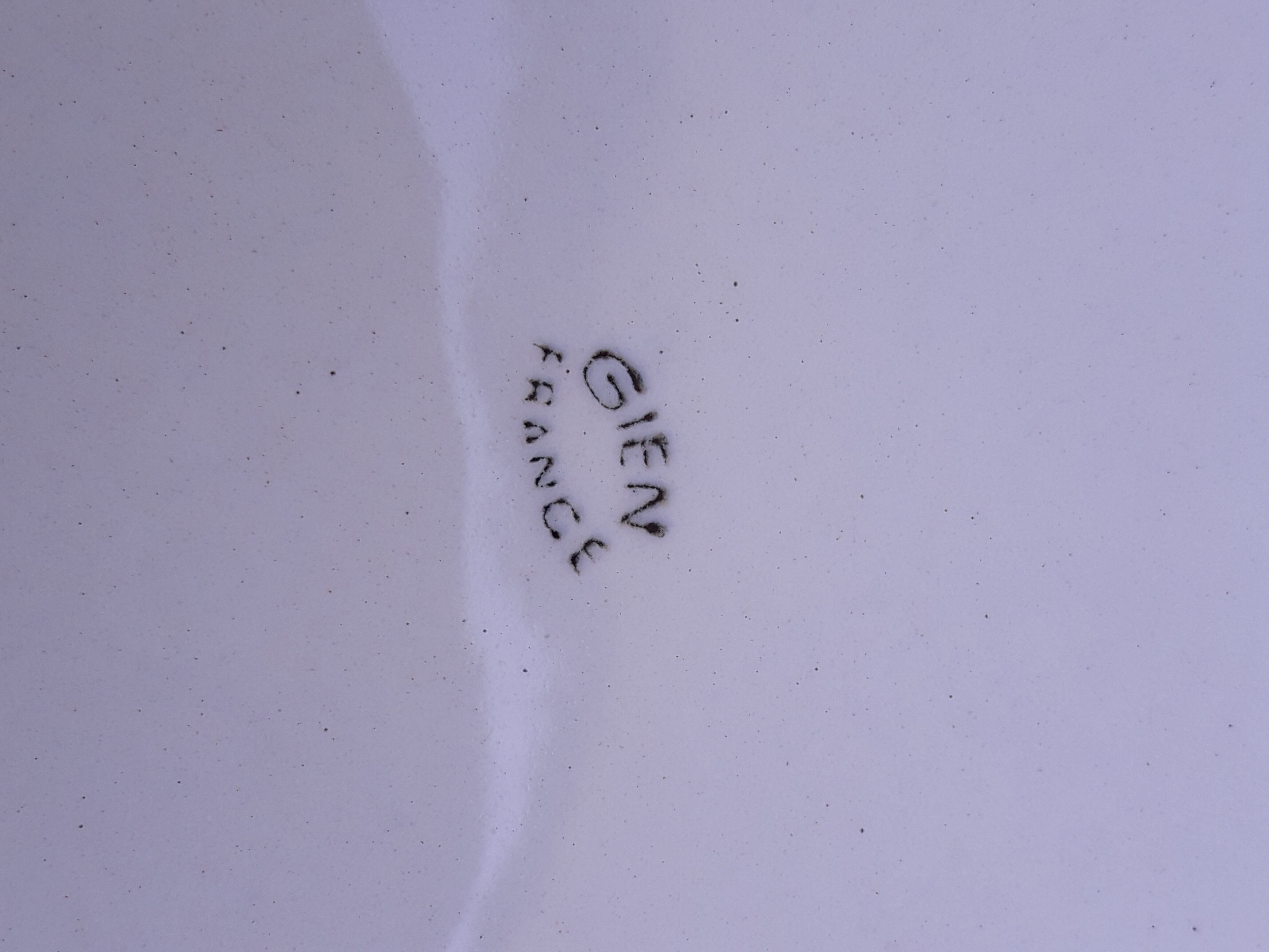 4 plates in Gien earthenware with a purple marli