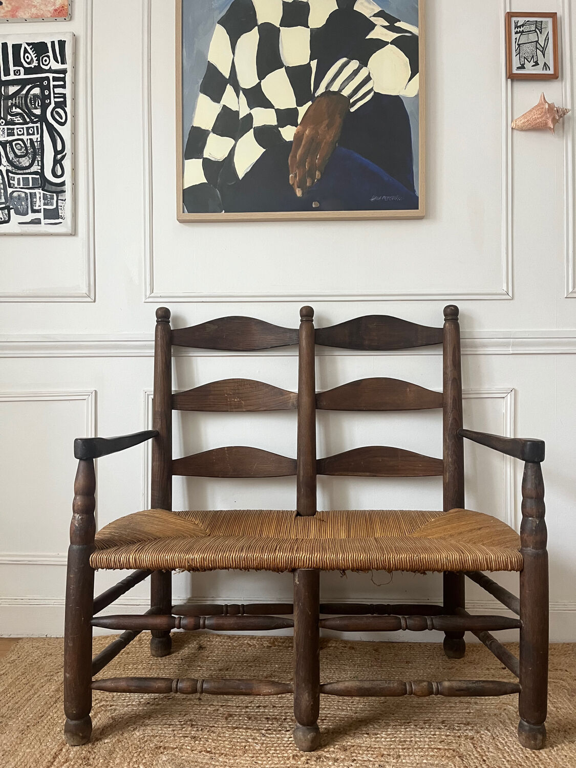 Wood and straw banquette