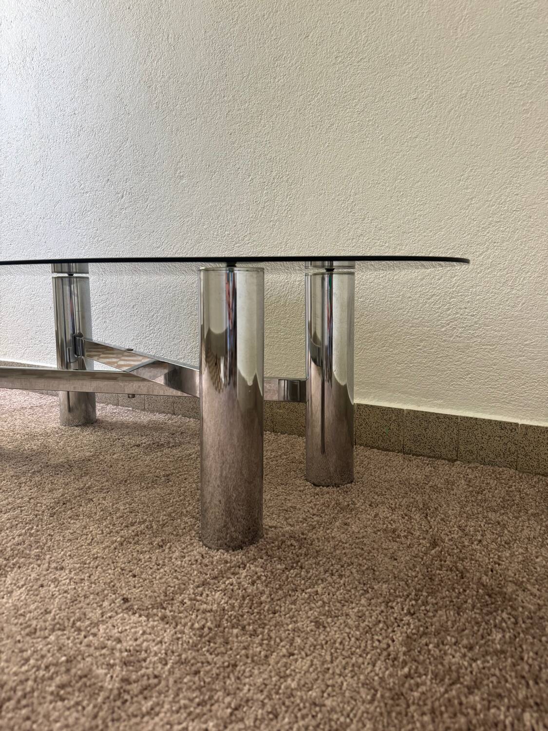 Table basse métal chromé verre fumé années 70