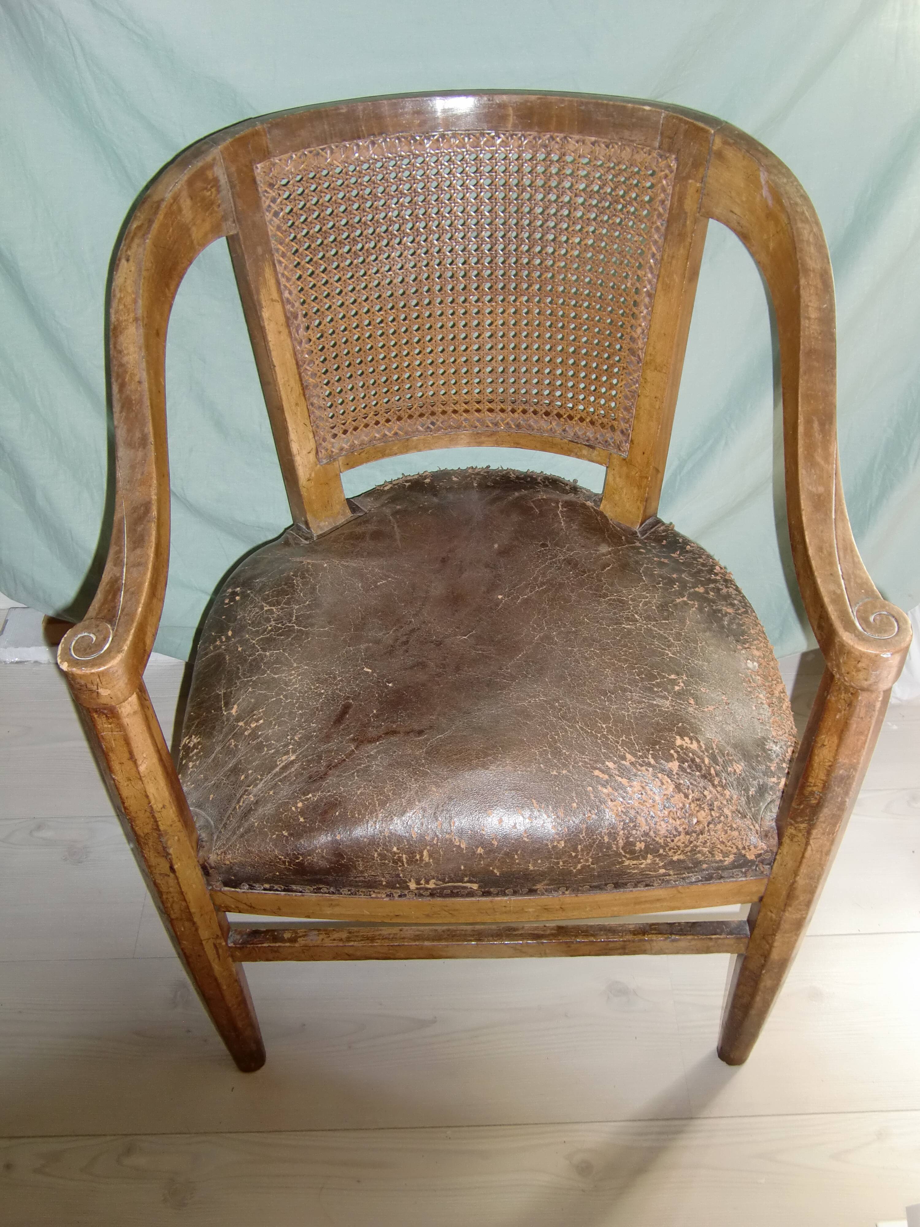 Fauteuil cabriolet très ancien & assise en cuir
