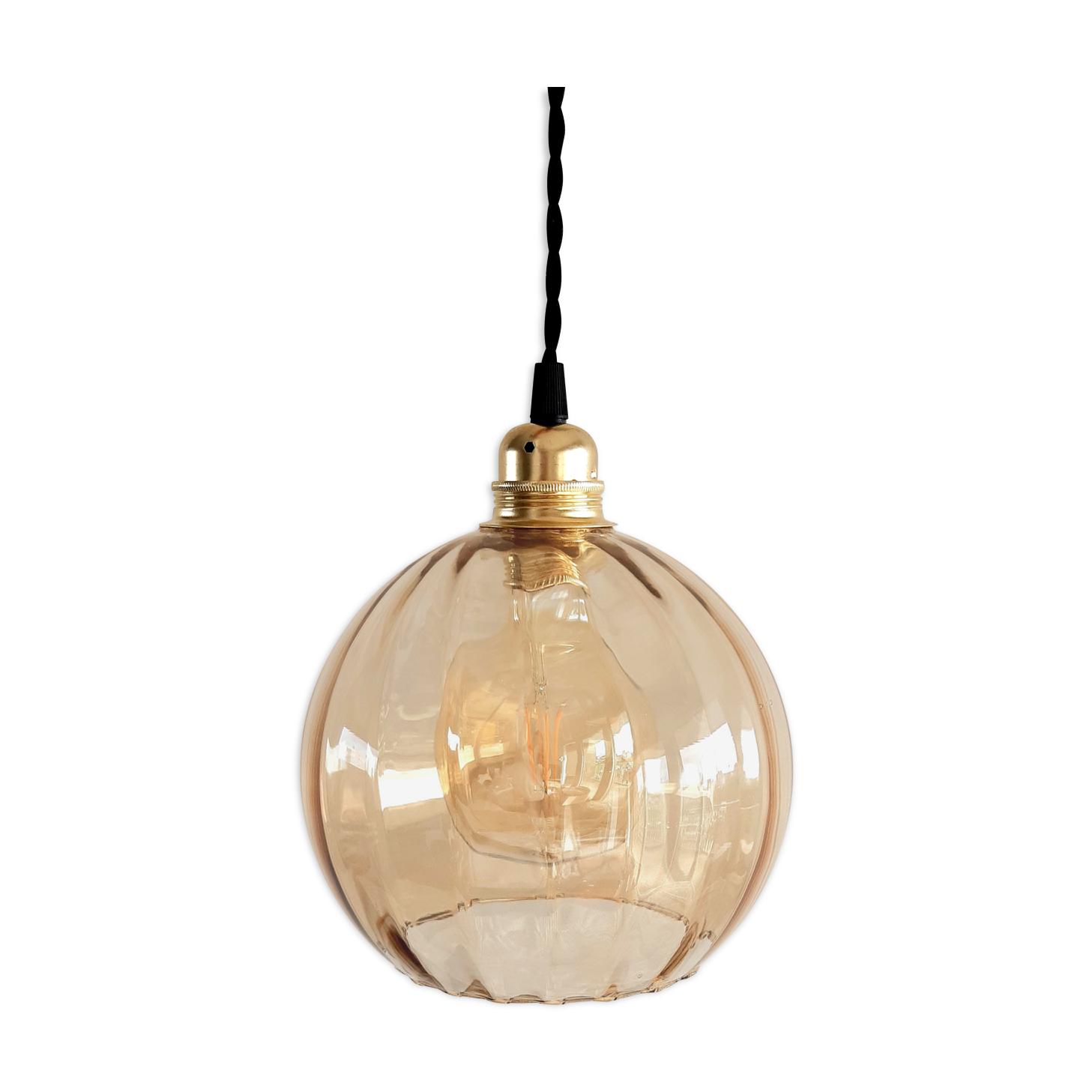 Amber globe suspension