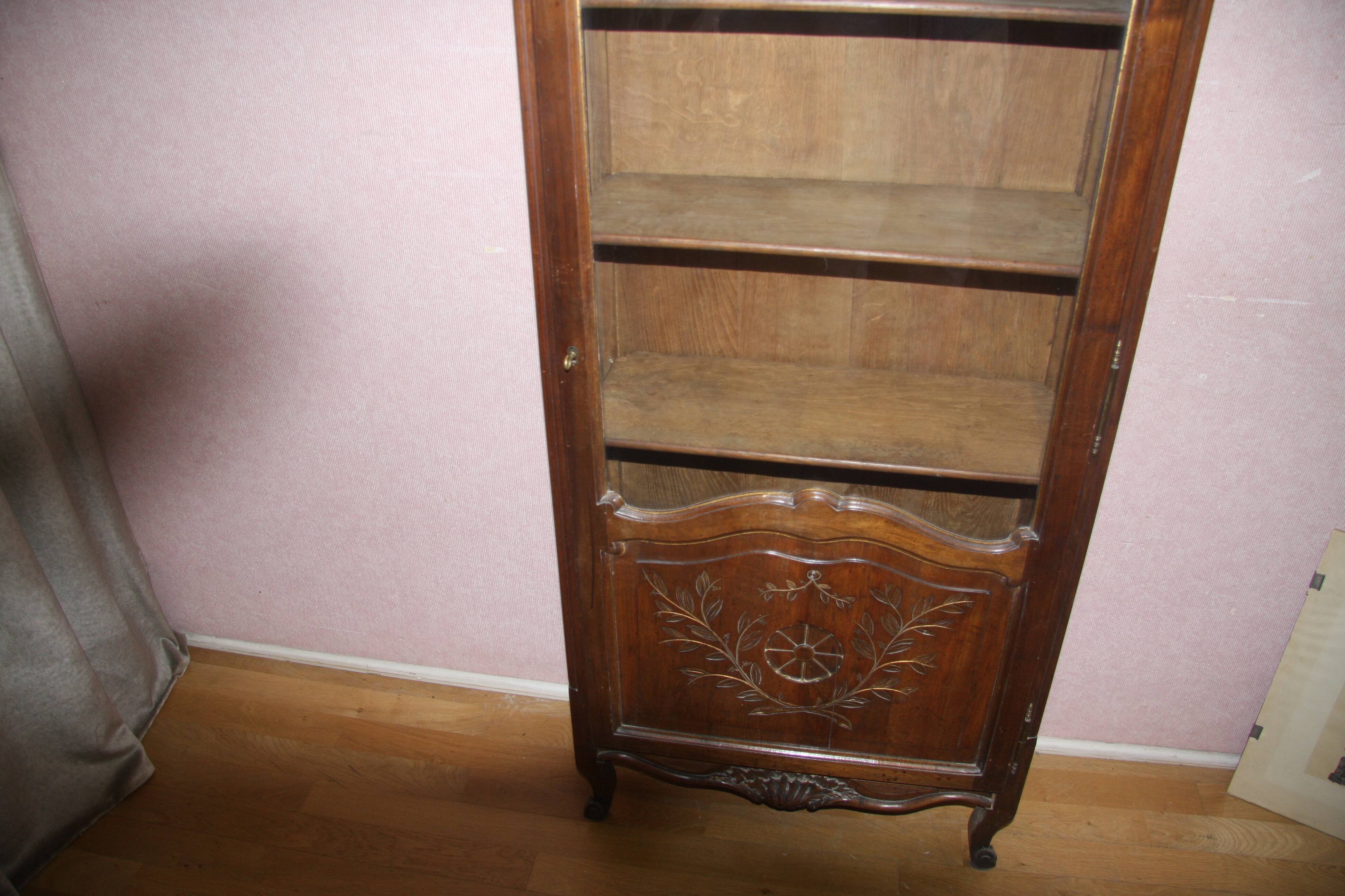 Beech display cabinet, 3 shelves, very good condition.