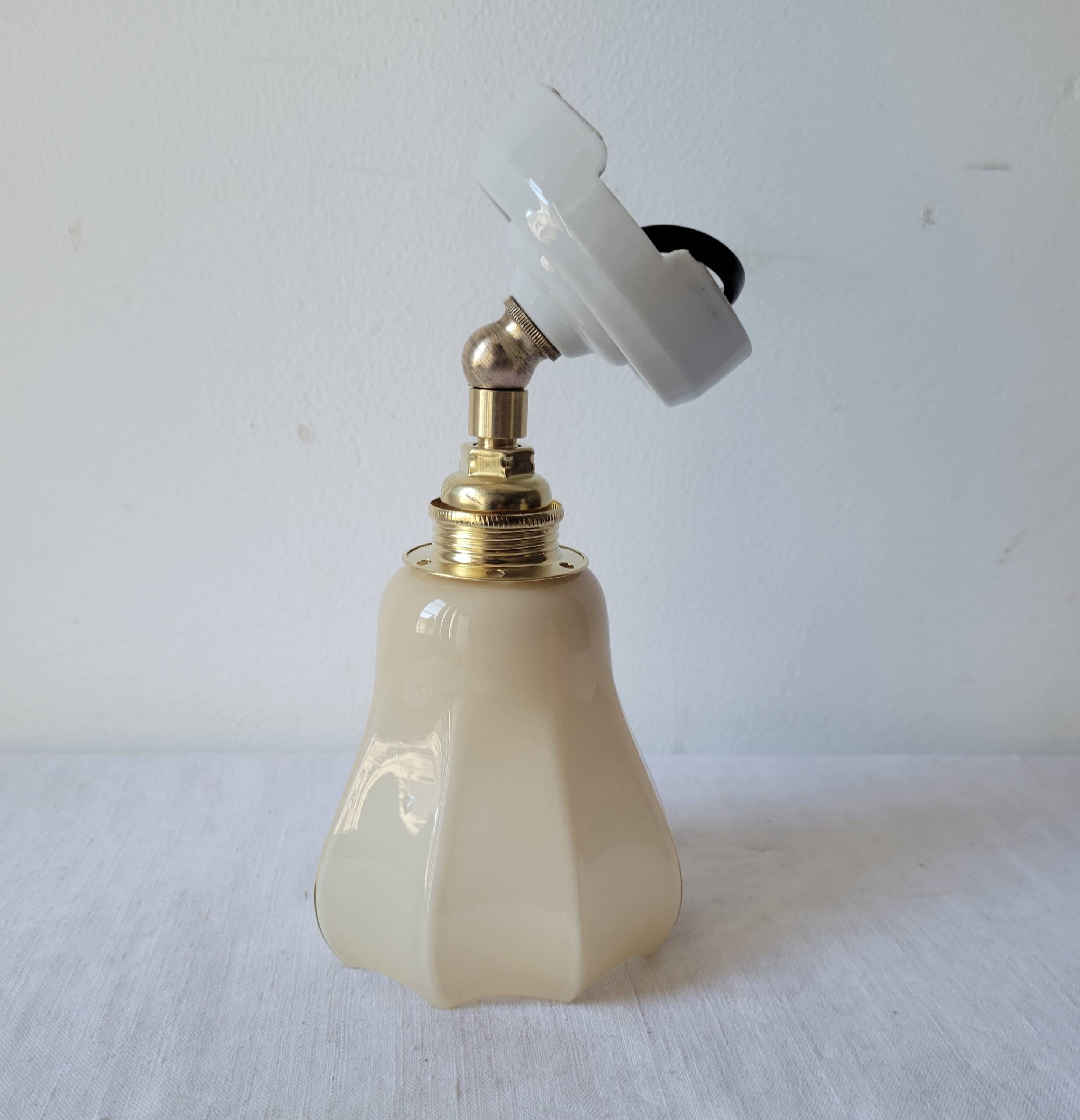 Art Deco wall lamp in porcelain and opaline