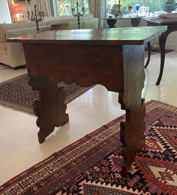 Table italienne début 19e, en bois de rose, H 80, L 90, P42