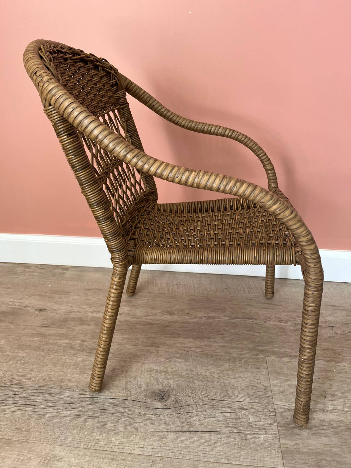 Small children's chair in beige scoubidou.