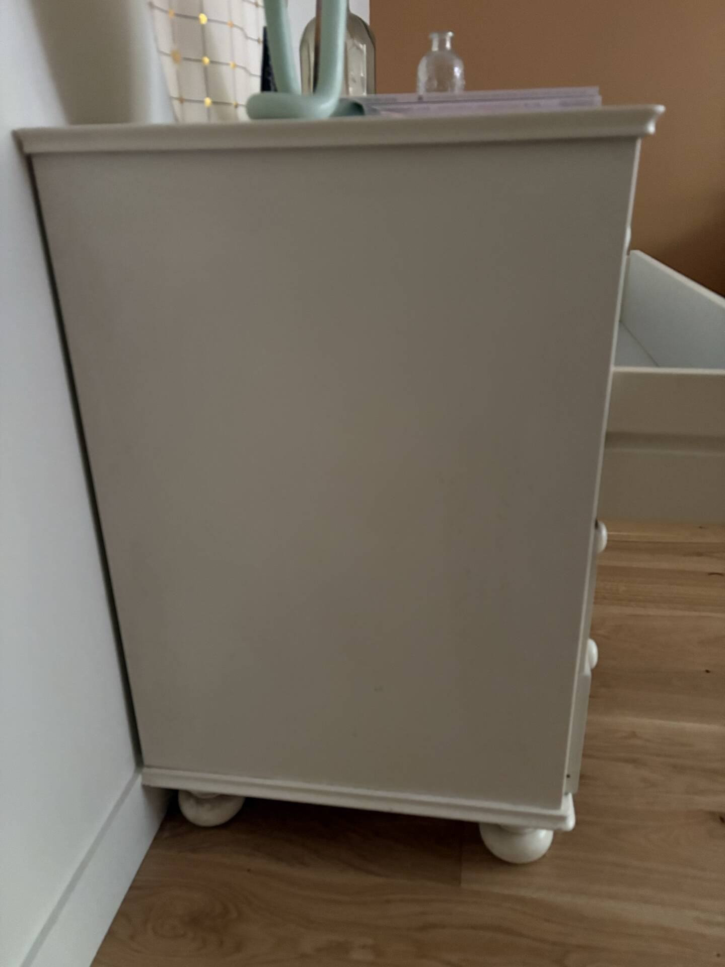 Antique chest of drawers with 4 drawers