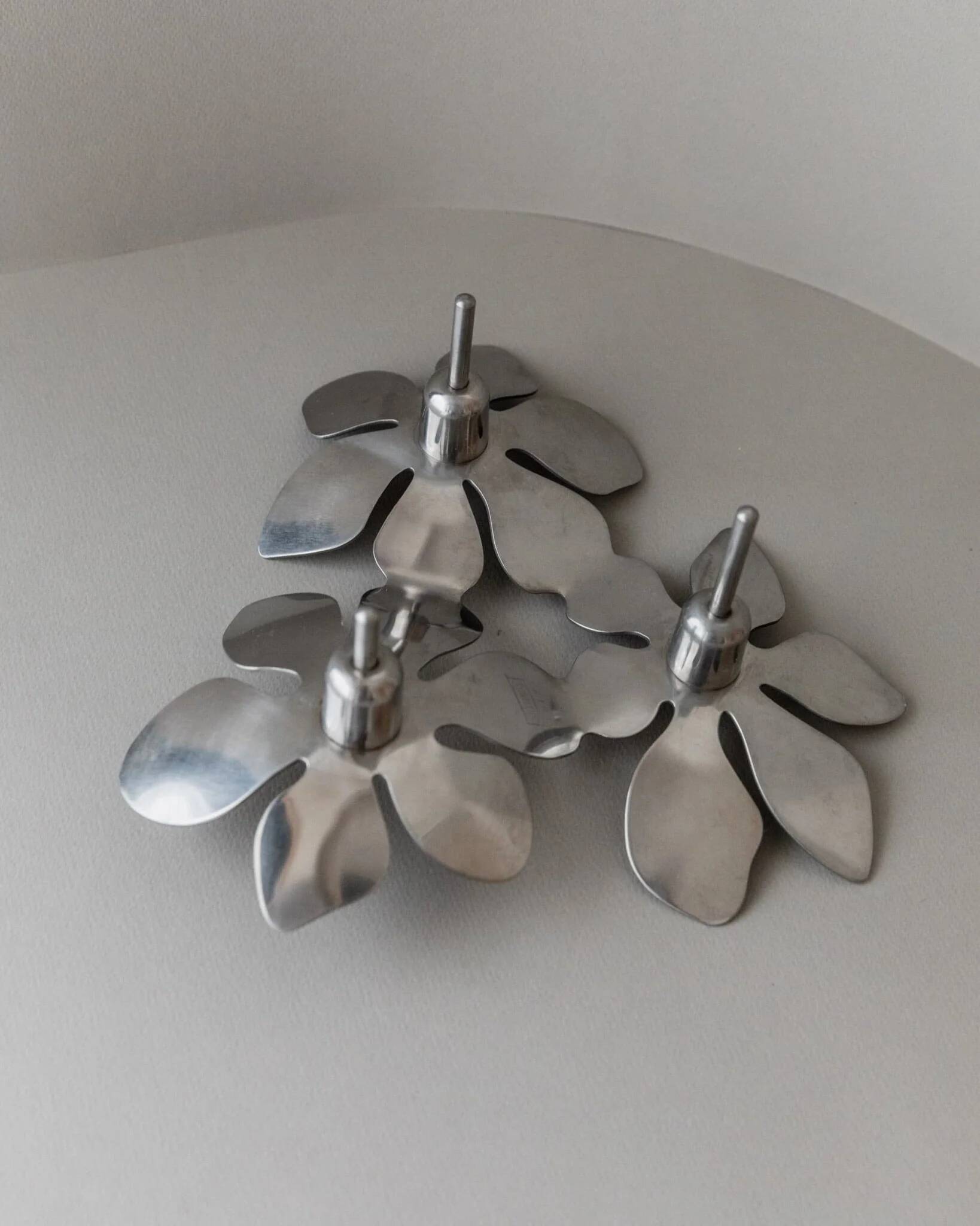Bougeoir en acier inoxydable argenté par Monica Mulder pour Ikea, en forme de fleur, pour 3 bougies, Suède, années 1990.