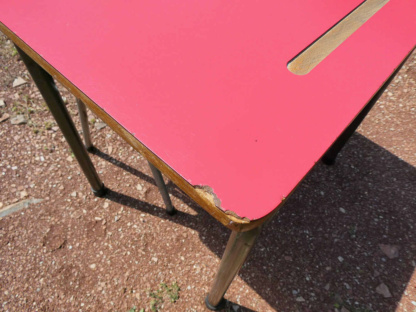 Ensemble de bureau rouge et chaise vintage d'écolier