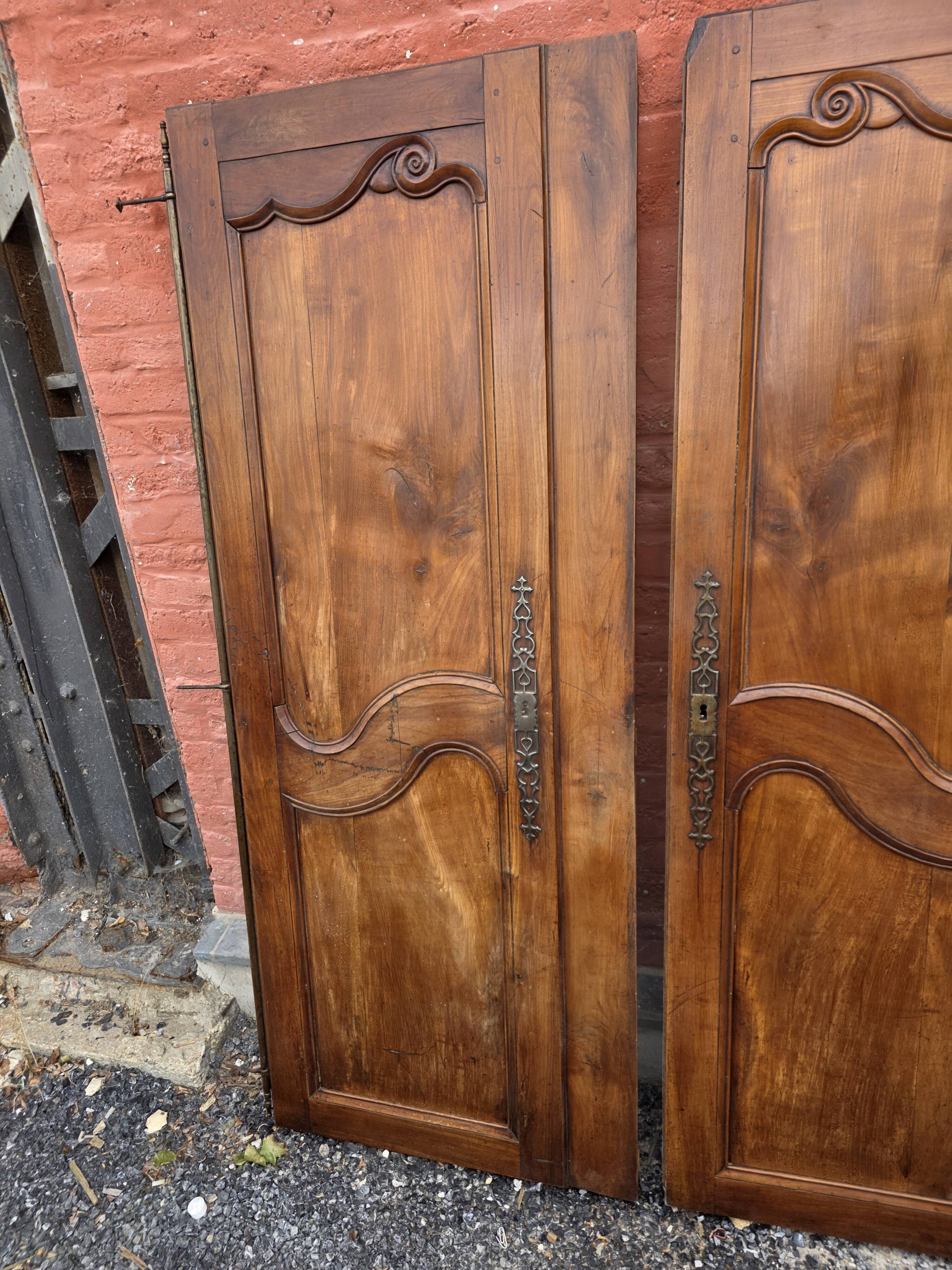 Paire de portes de placard style Louis XV en merisier massif