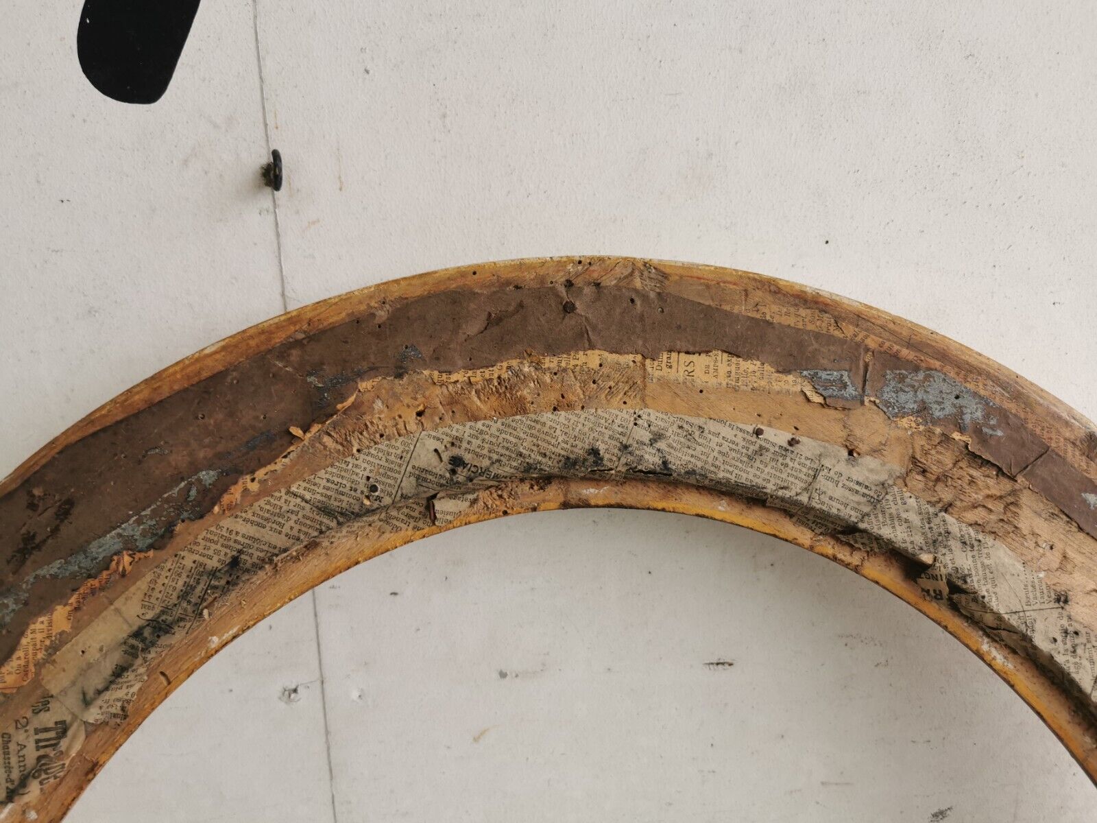 Frame oval 1st moitie of the xixth wood golden stucco