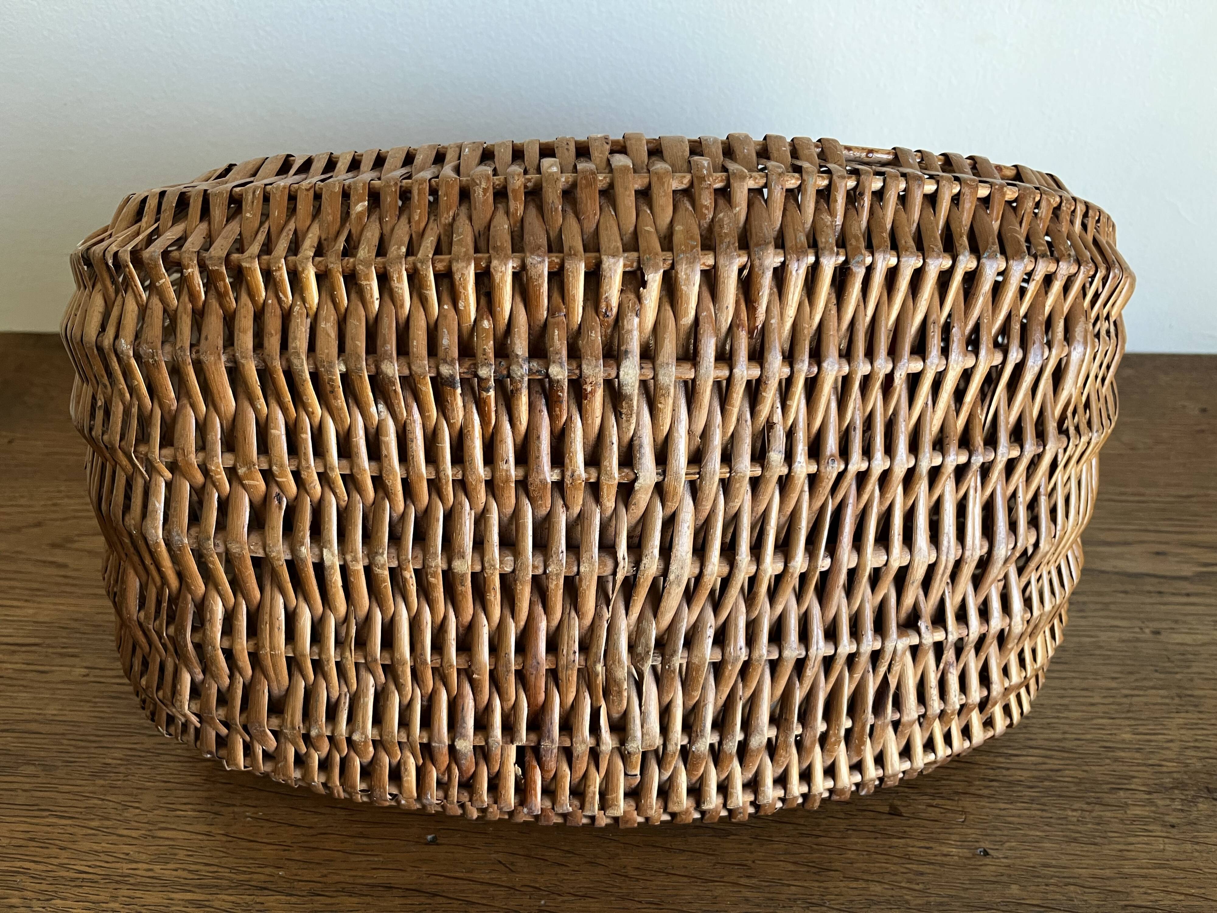 Panier gondole en osier 1960 doublé de coton a pois rouges