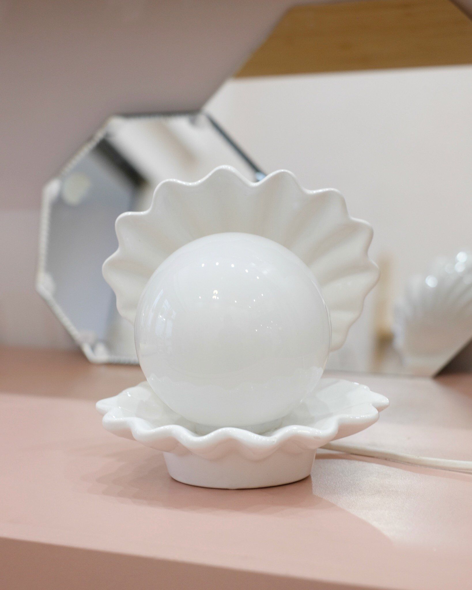 Old shell lamp in ceramic and opaline