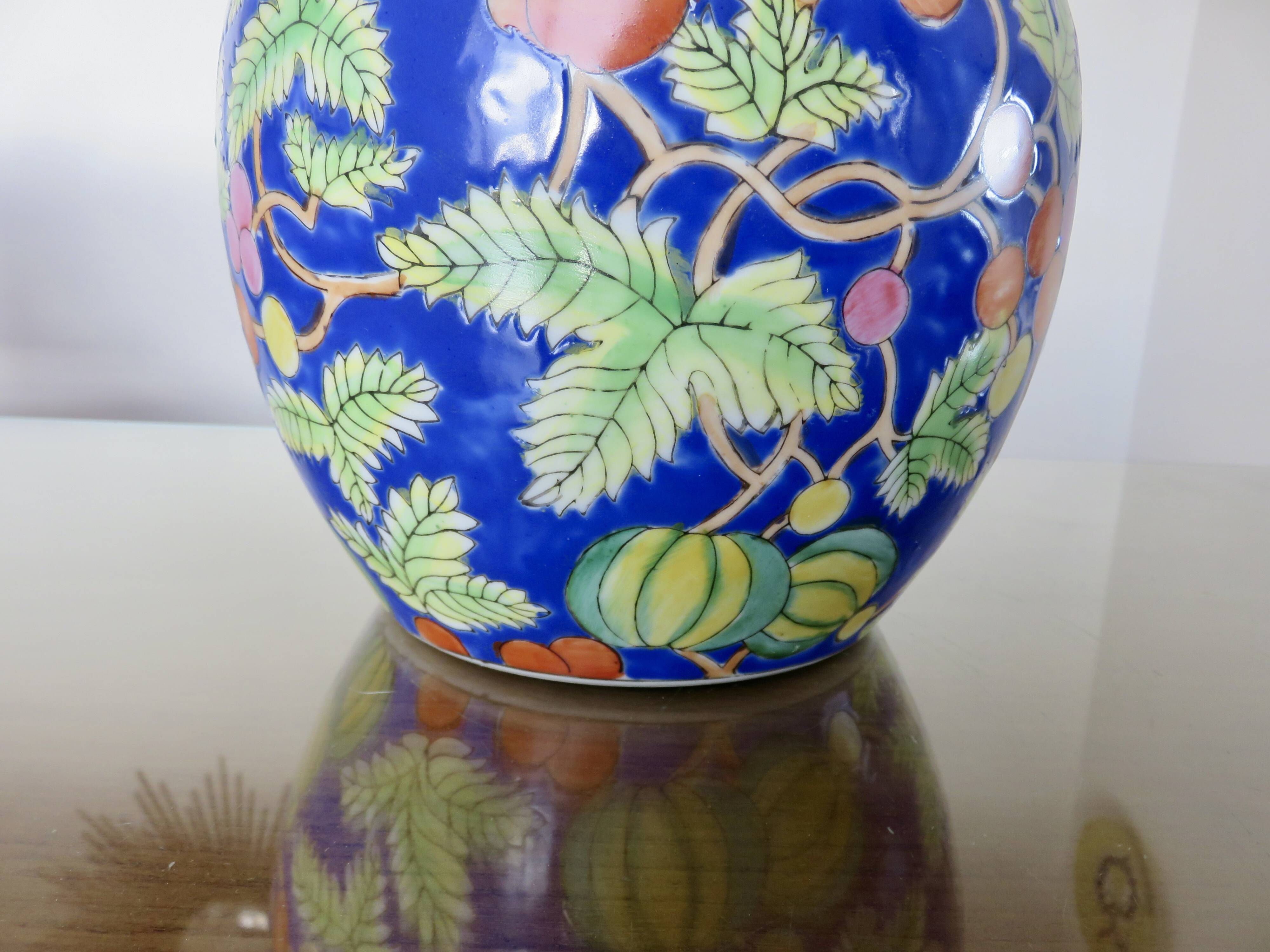 Large Chinese ginger jar in porcelain from the early 20th century.