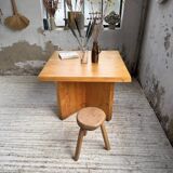Table carrée moderniste en pin massif, années 50