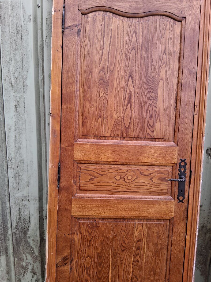 Pair of double-sided communication doors in chestnut with their frame - 20th century