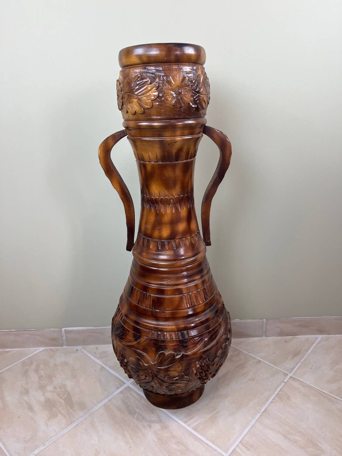 Important carved wooden jar