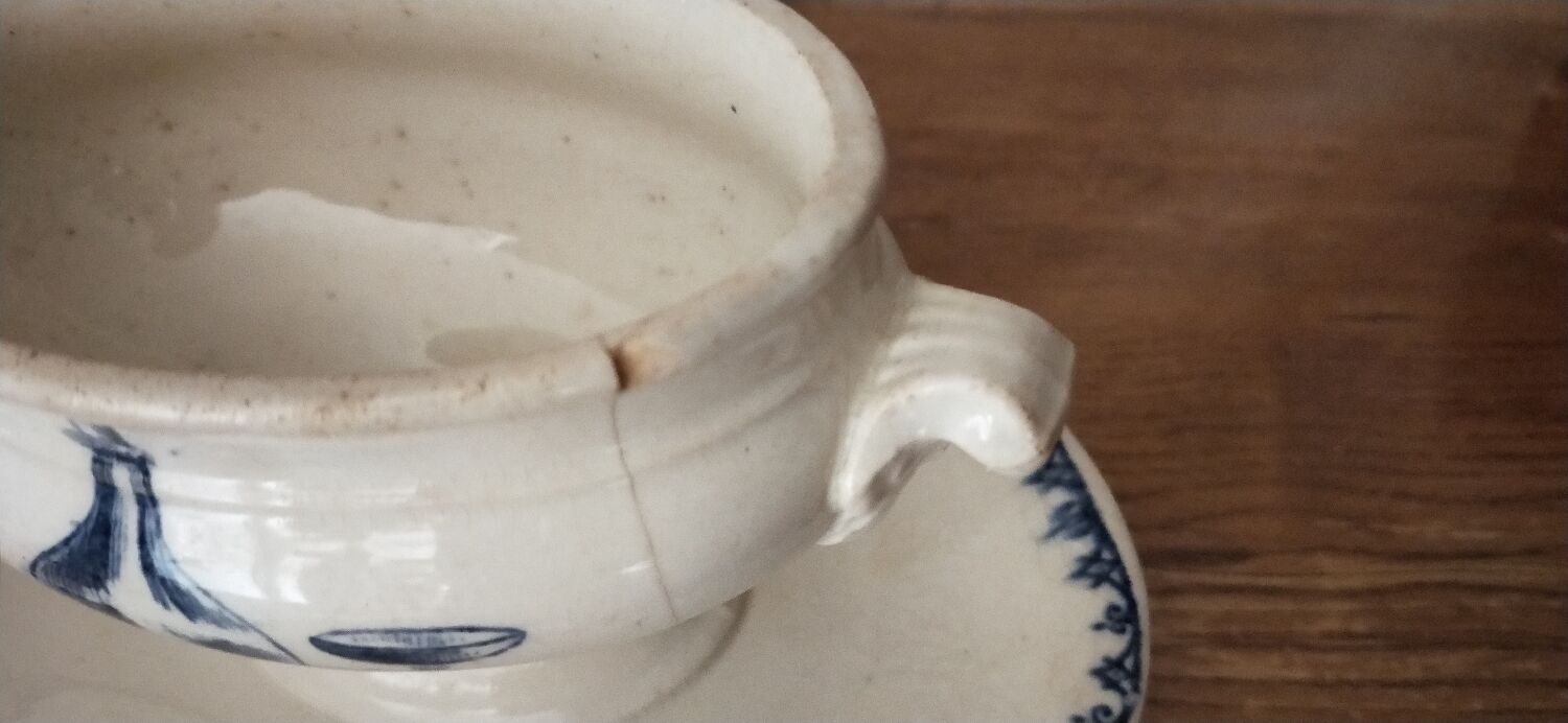 Gravy boat