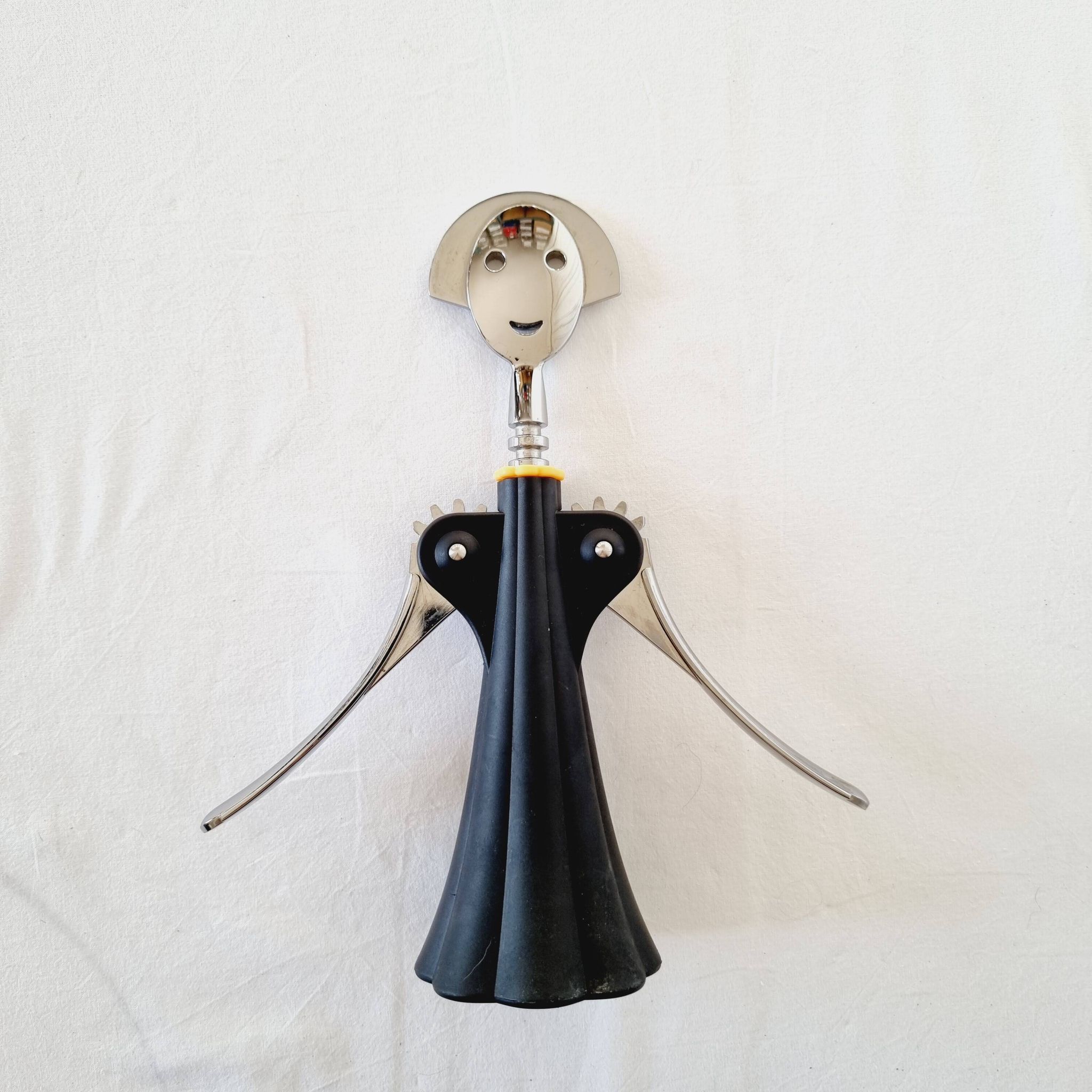 Célèbre ouvre-bouteille ou tire-bouchon Alessi conçu par Alessandro Mendini en 1994
