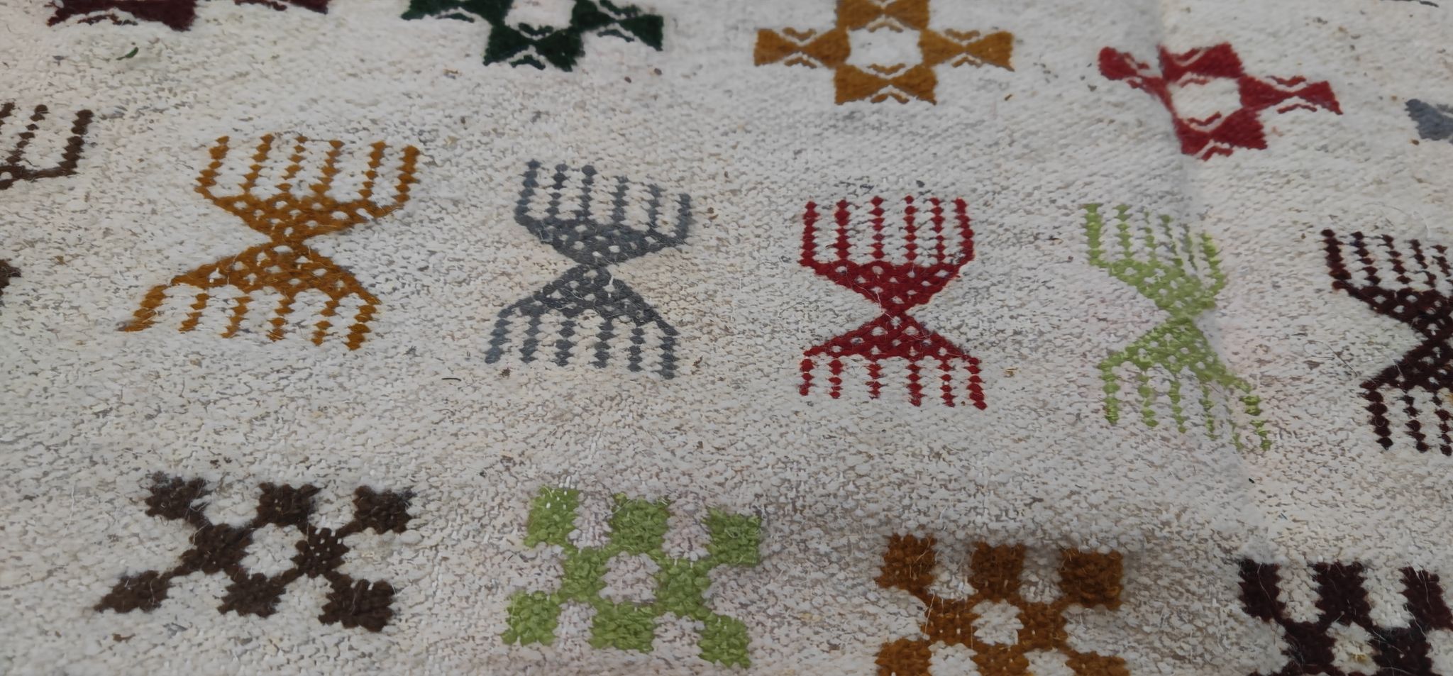 Tapis blanc à motifs berbères multicolores fait main