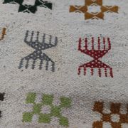 Tapis blanc à motifs berbères multicolores fait main