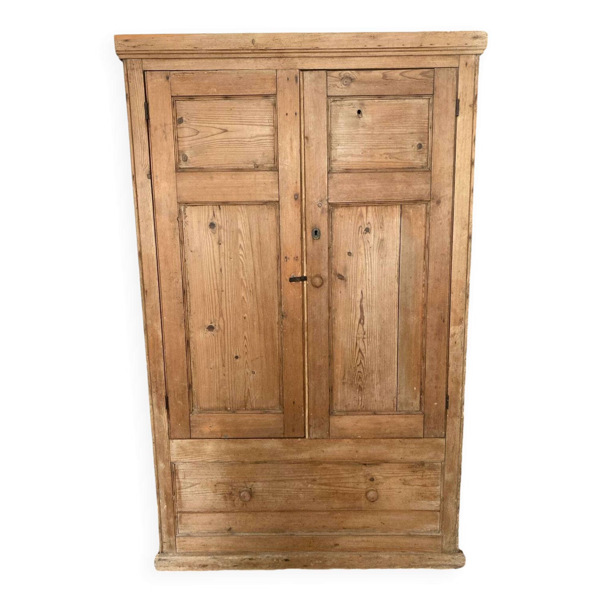 Armoire en bois brut massif