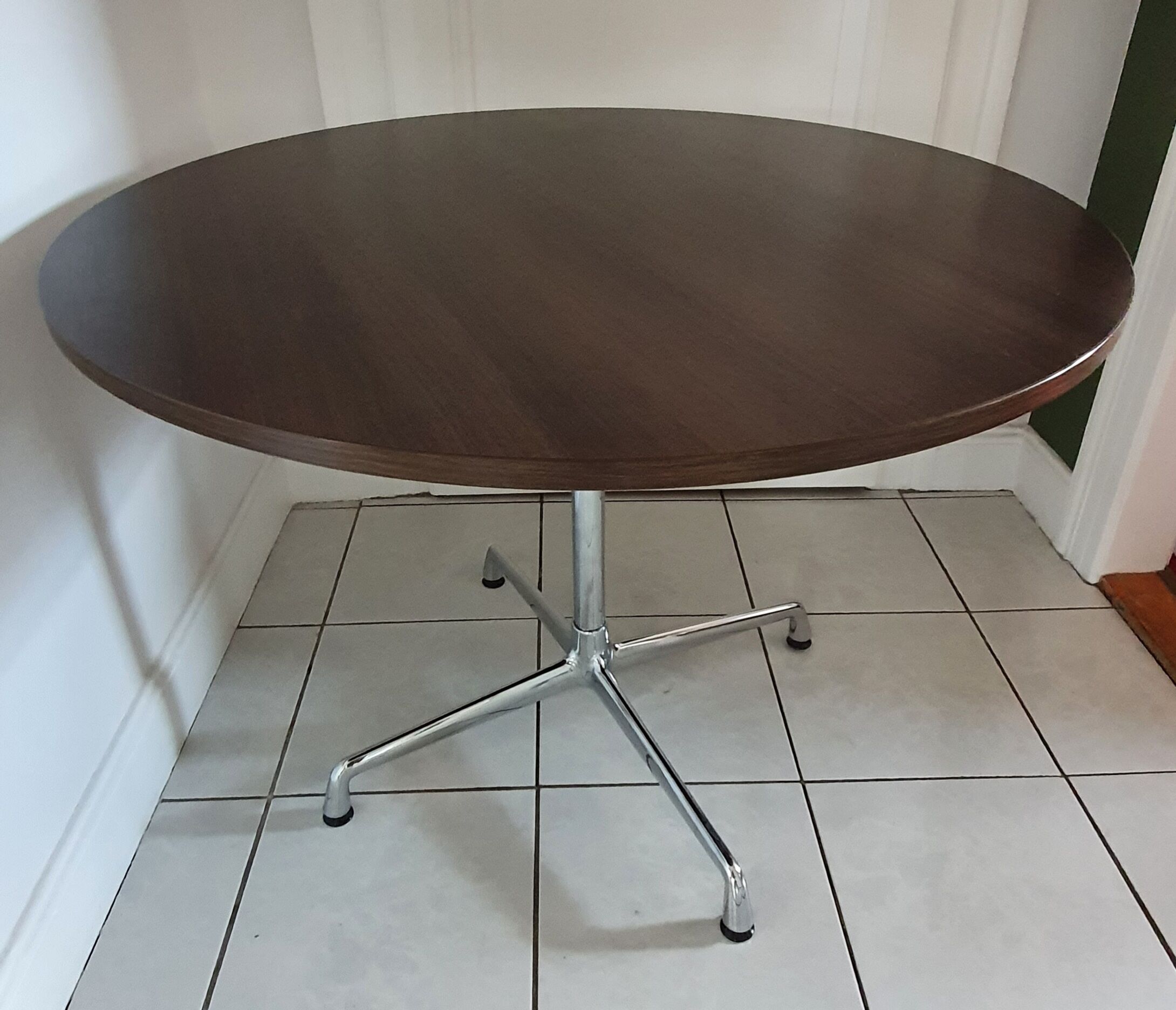 Table "contract base" design Charles et Ray Eames édition Vitra