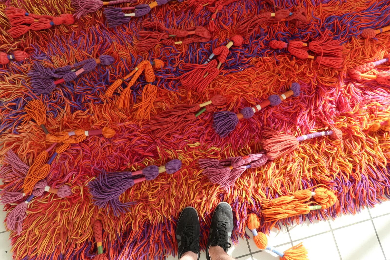Tapis Rya suédois vintage, champ de couleur abstrait “Coucher de soleil”, vers 1960 — 150 × 220 cm — 1C1282
