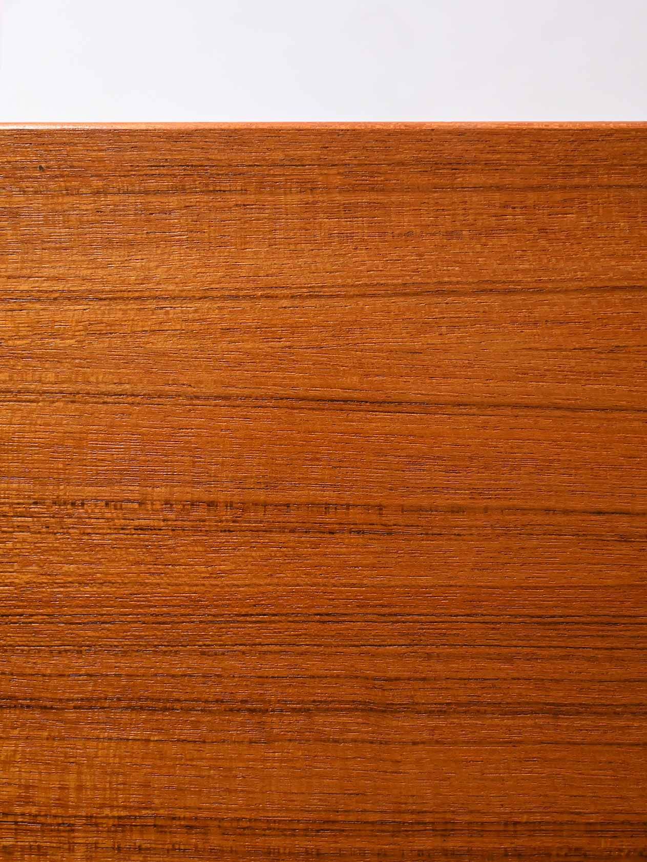 Scandinavian extending table