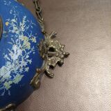 Wall clock in glazed earthenware decoration and brass chain empire style