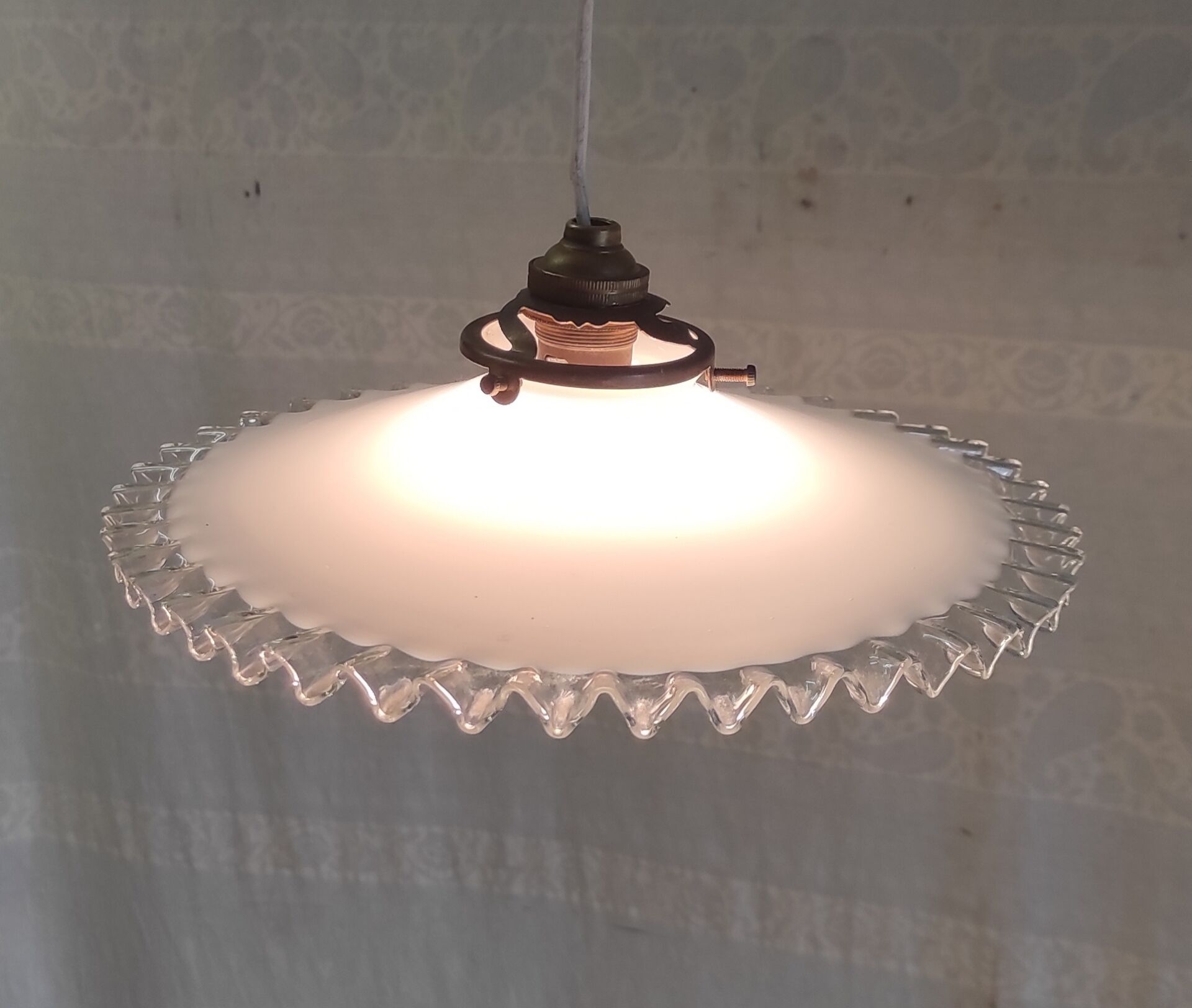 Abat-jour en verre opalin plissé - mid.XXeme