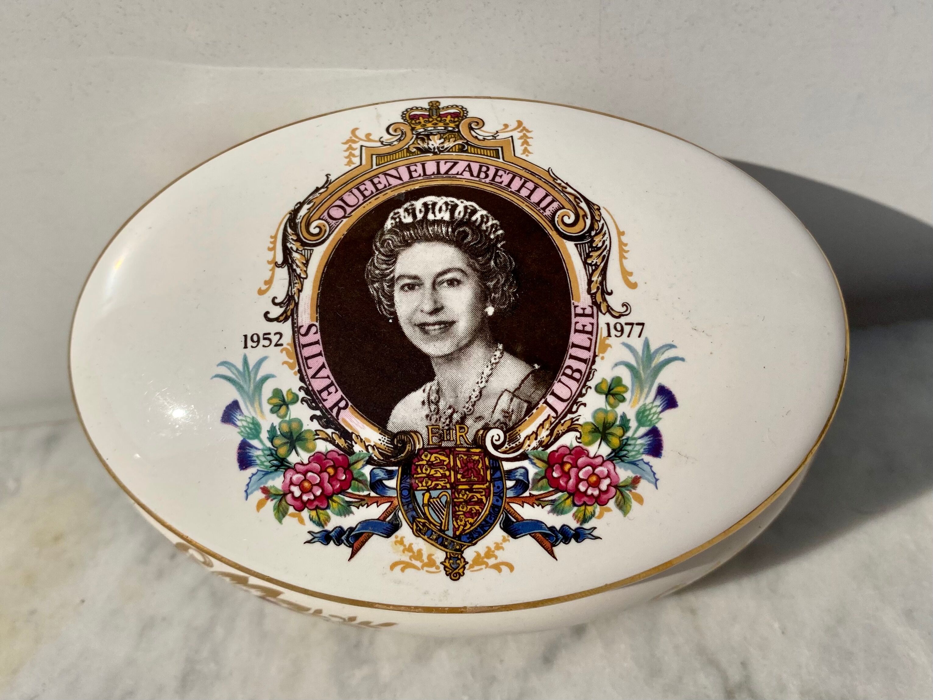 Porcelain box royal worcester collector queen elizabeth ii silver jubilee 1977