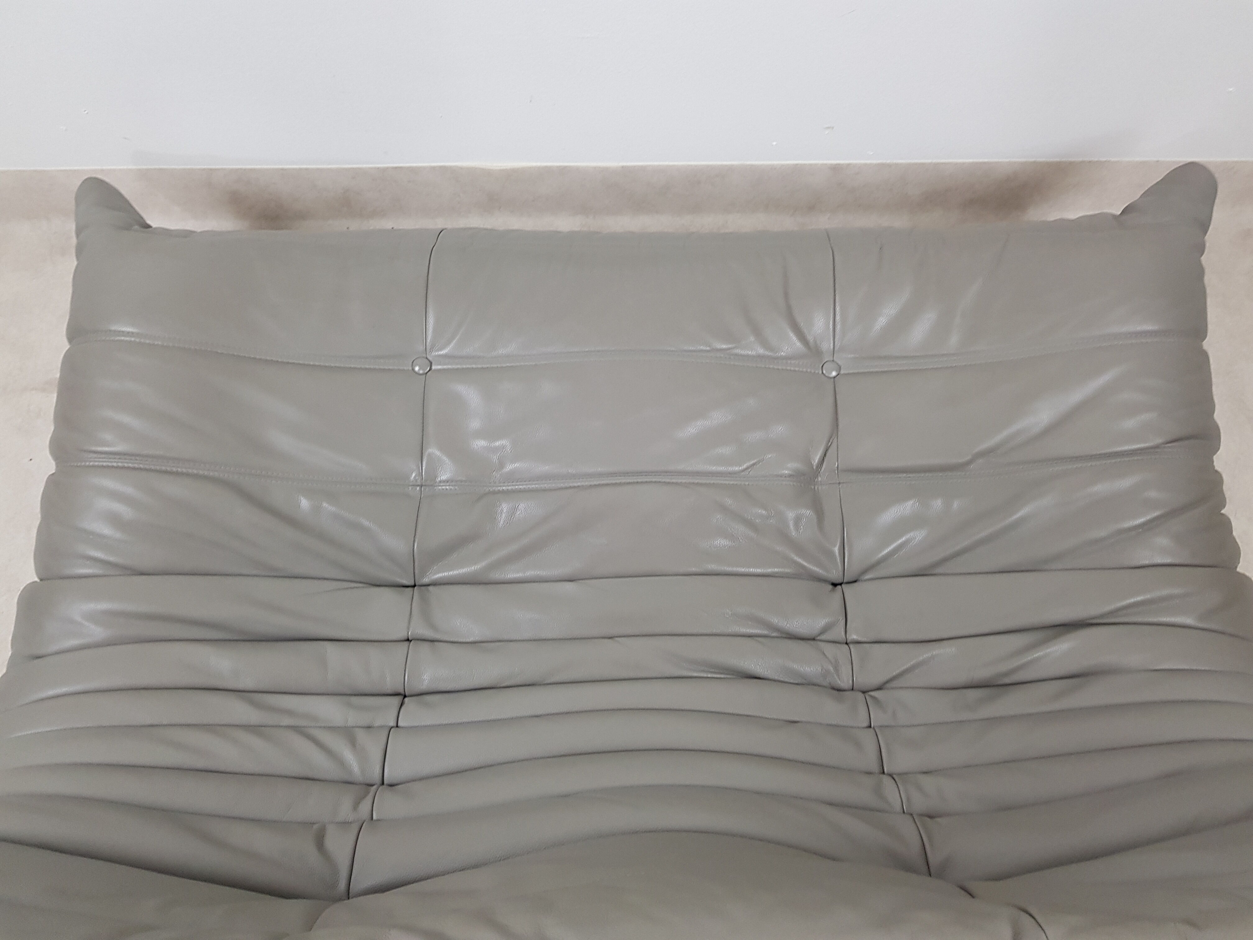 Michel Ducaroy's 2-seater mouse grey leather sofa for Ligne Roset