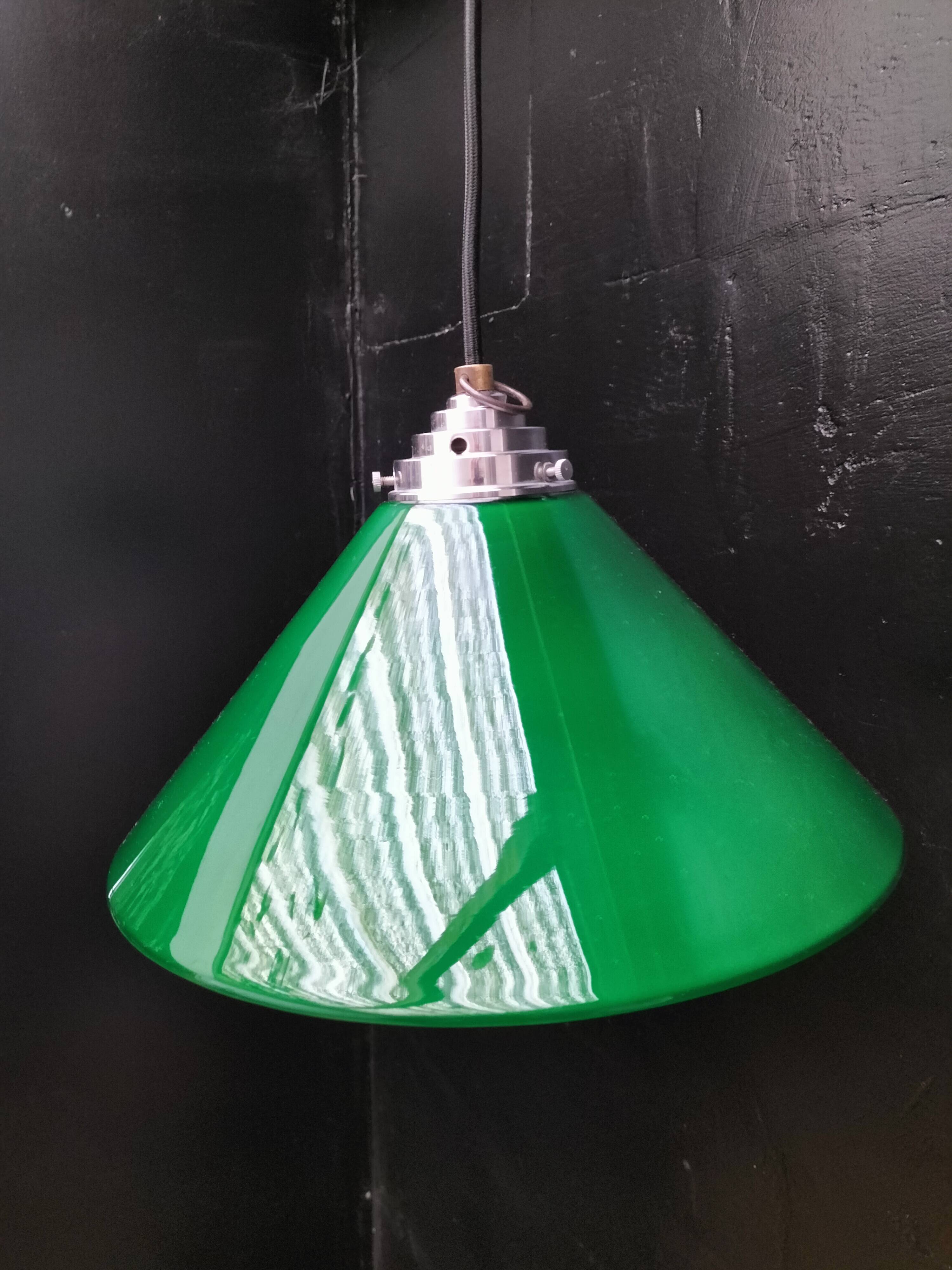 Green opaline cone suspension