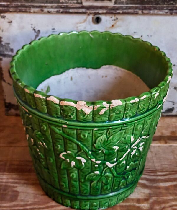 Pot de fleur et soucoupe en barbotine de G. De Bruyn XIX ème