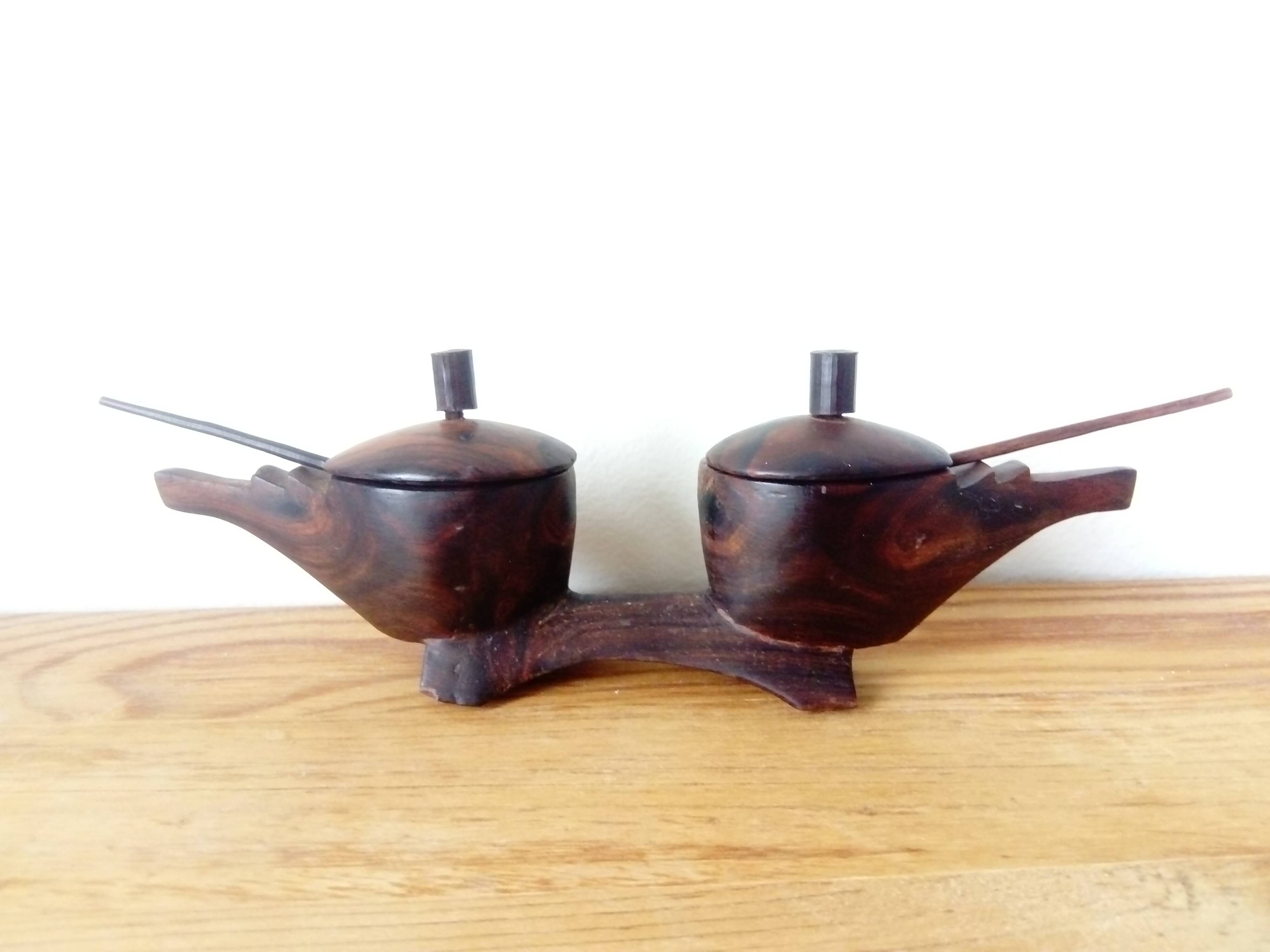 Salt and pepper shakers in carved wood, african craftsmanship