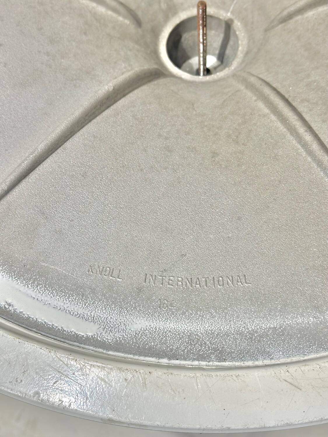 Knoll Tulip Table 137 cm in marble